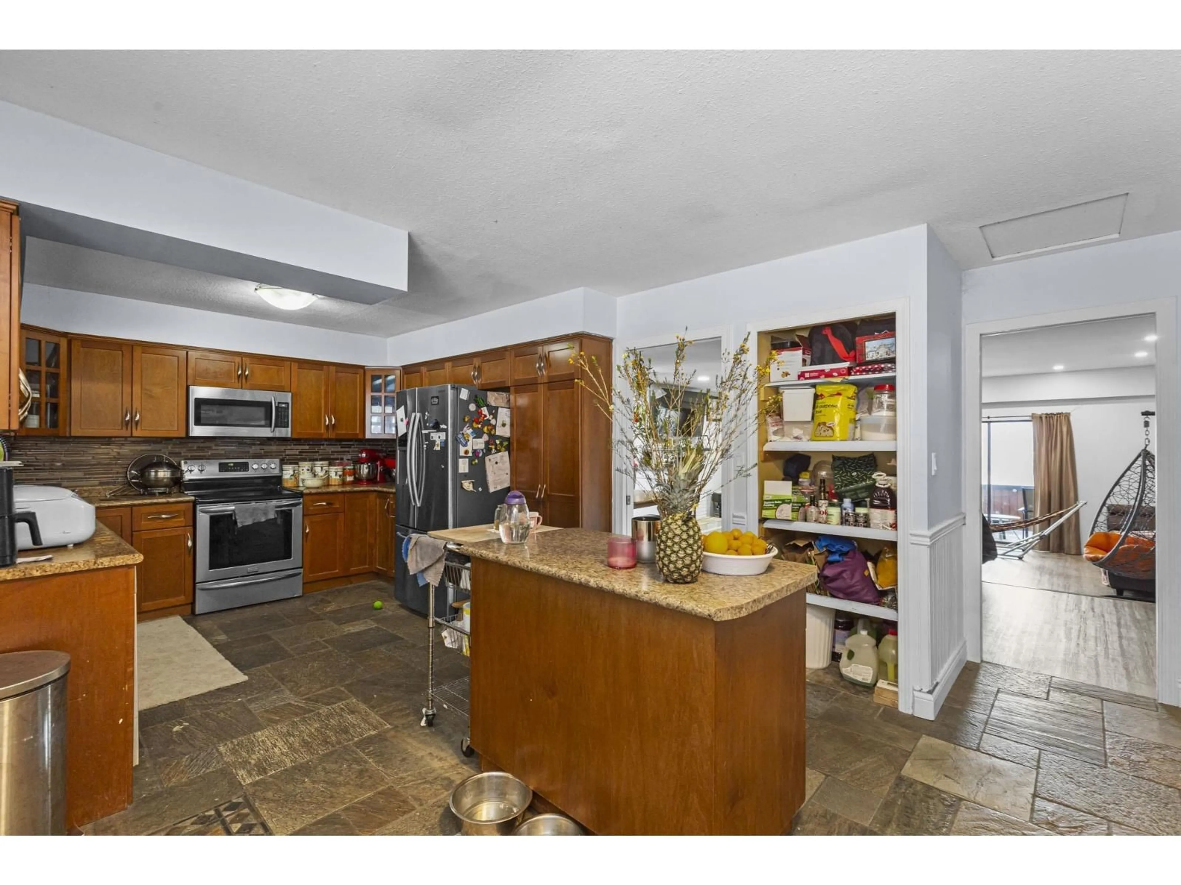 Open concept kitchen, ceramic/tile floor for 35337 ROCKWELL, Abbotsford British Columbia V3G2C9