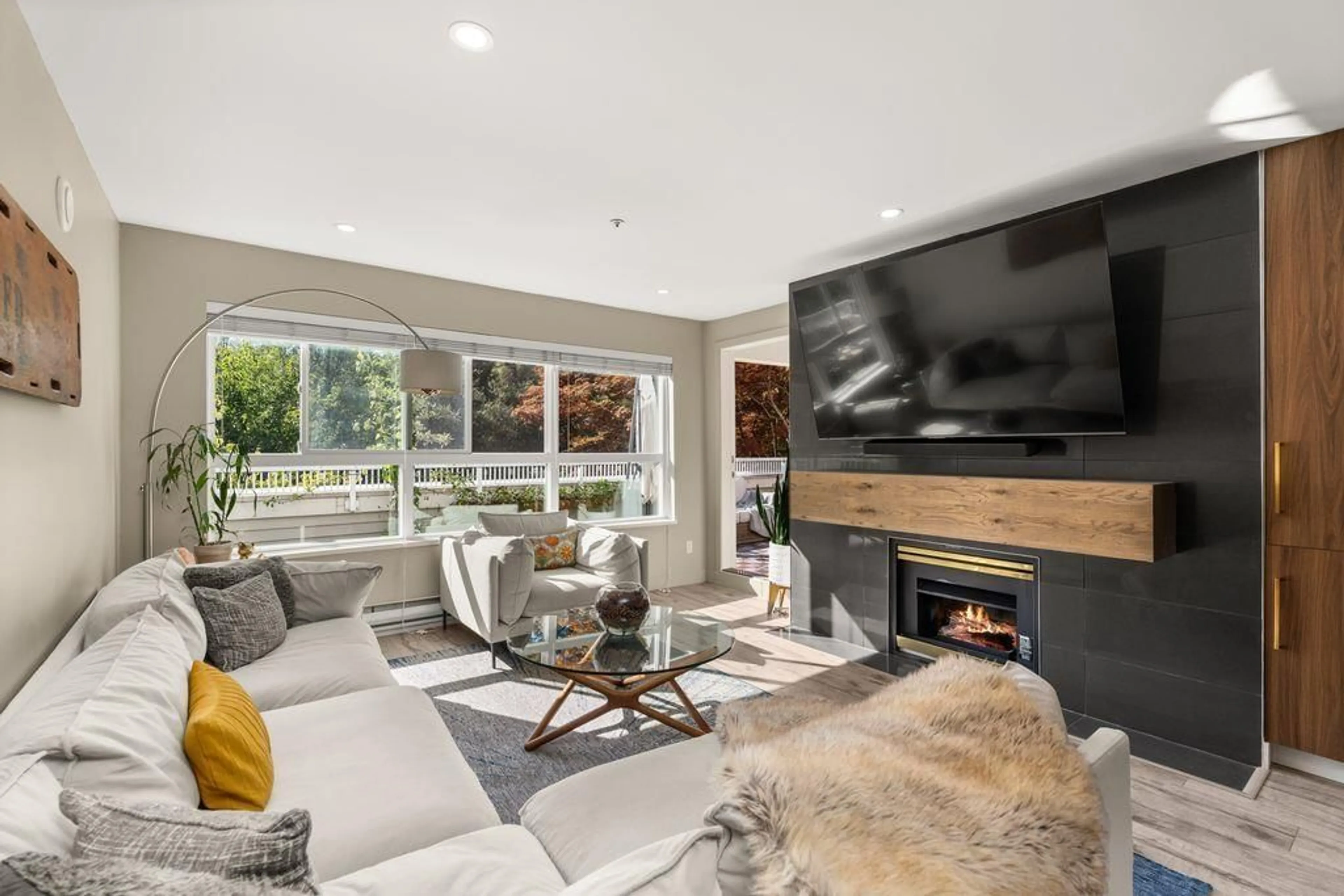 Living room with furniture, unknown for 201 - 9688 148, Surrey British Columbia V3R0W2