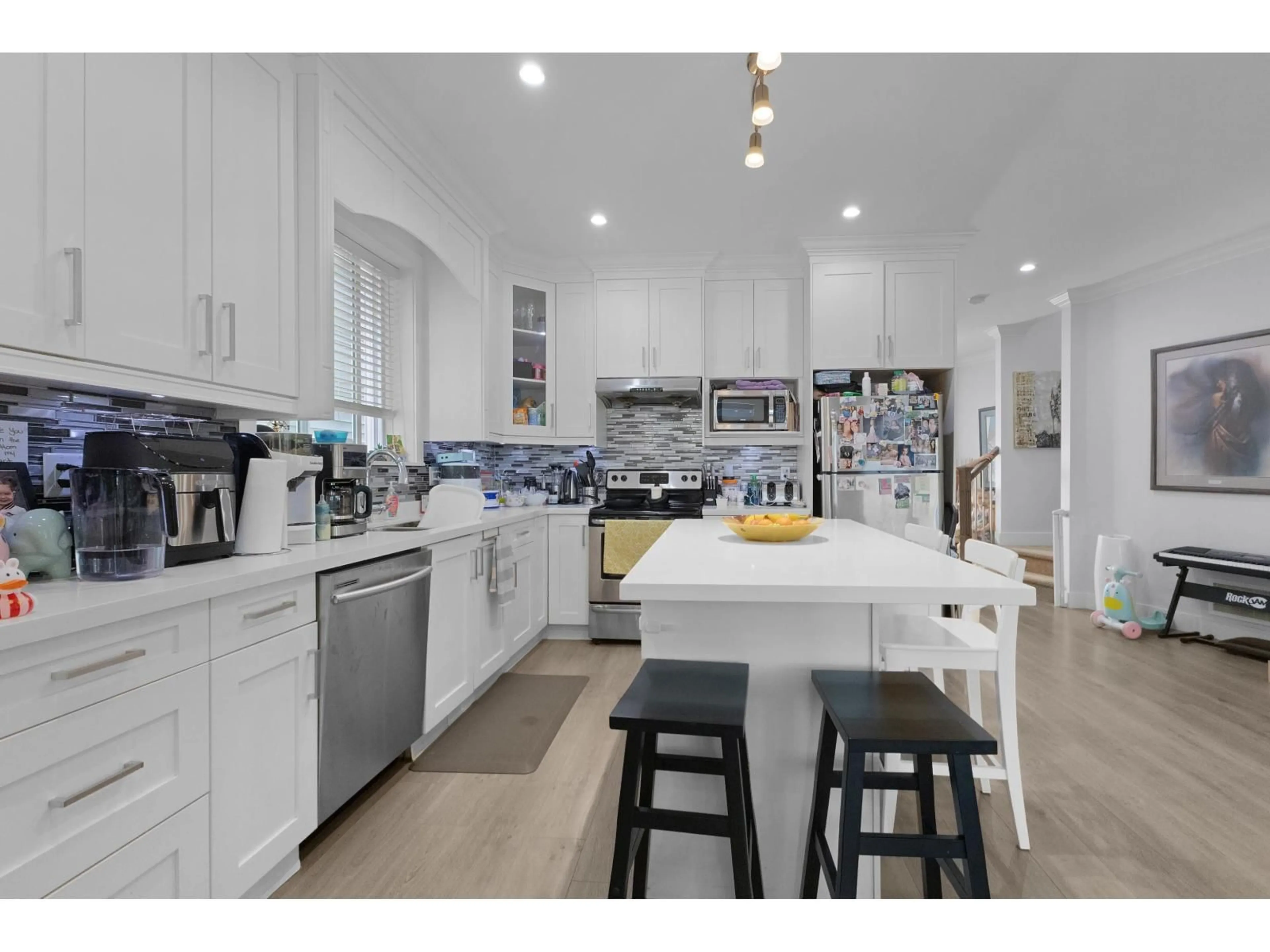 Open concept kitchen, ceramic/tile floor for 7292 195A, Surrey British Columbia V4N3E8