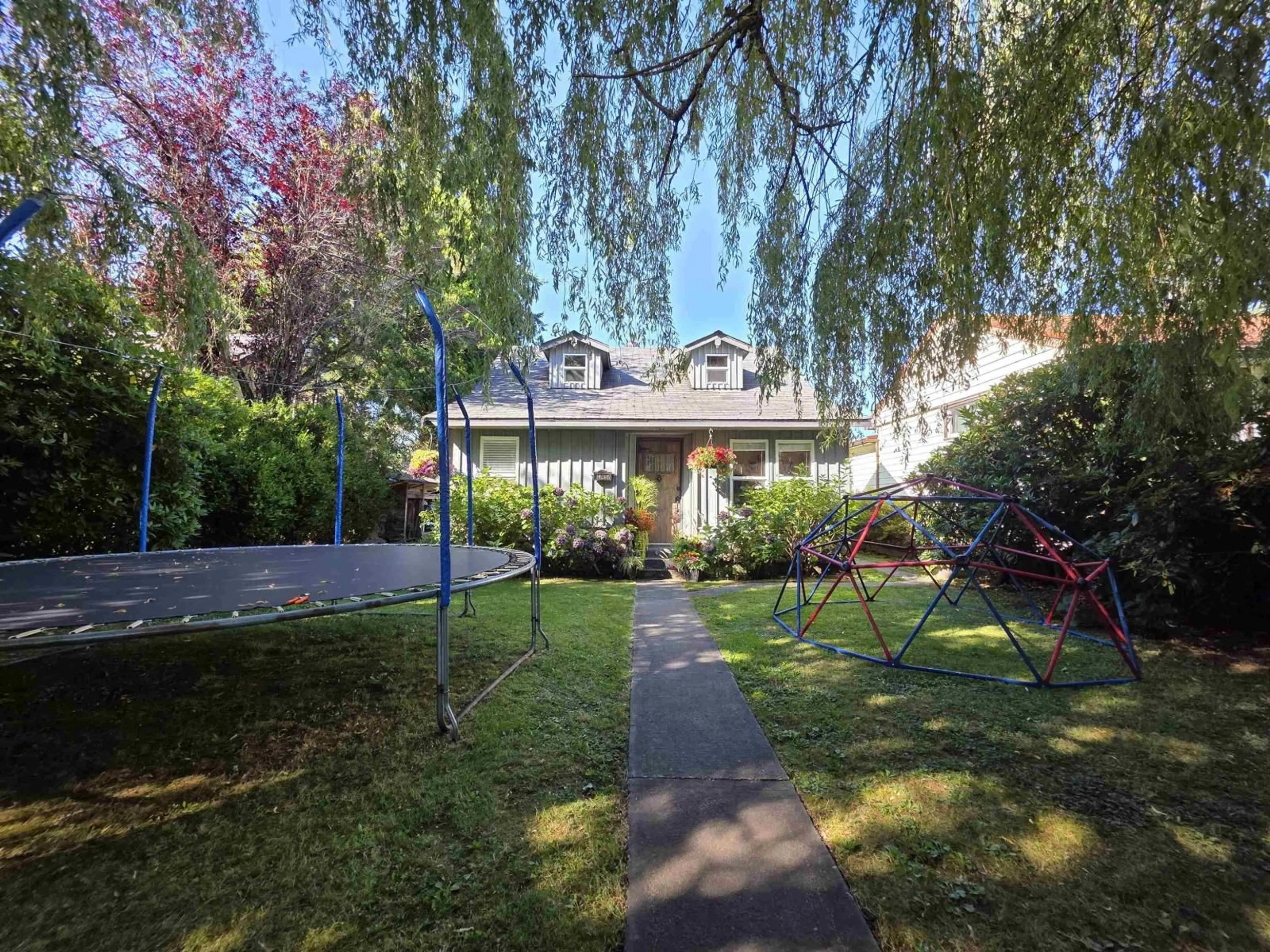 A pic from outside/outdoor area/front of a property/back of a property/a pic from drone, street for 33497 7TH, Mission British Columbia V2V2E6