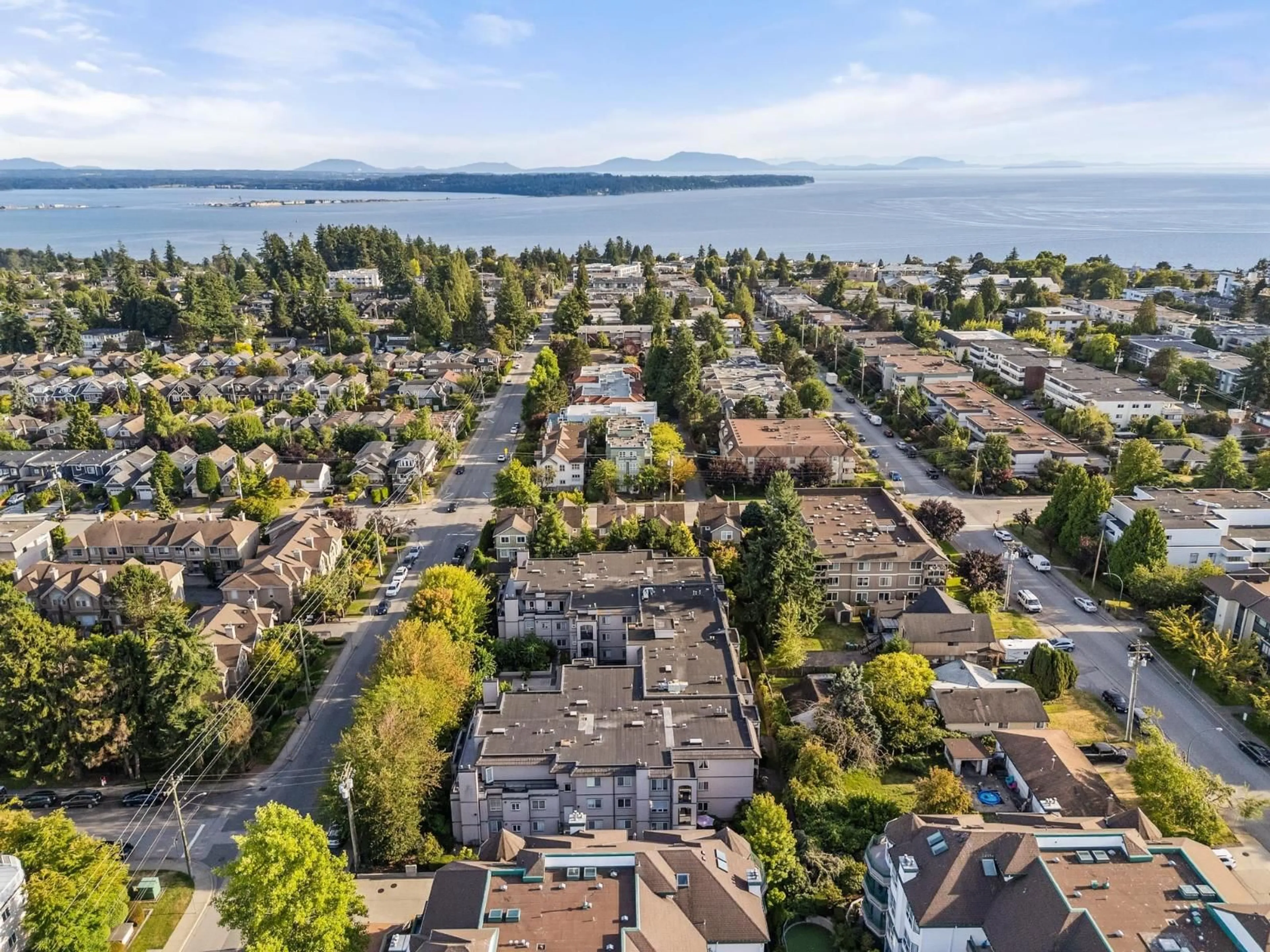A pic from outside/outdoor area/front of a property/back of a property/a pic from drone, unknown for 301 - 1533 BEST, White Rock British Columbia V4B4E9