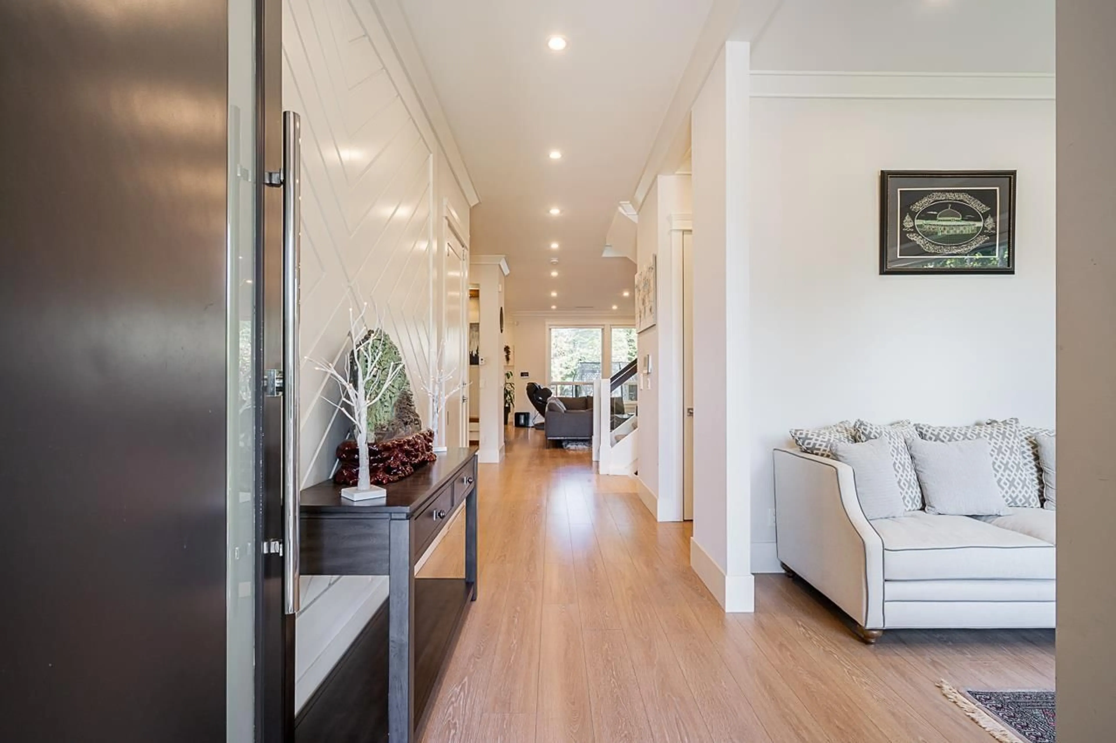Indoor entryway for 15699 77B, Surrey British Columbia V3S3P9