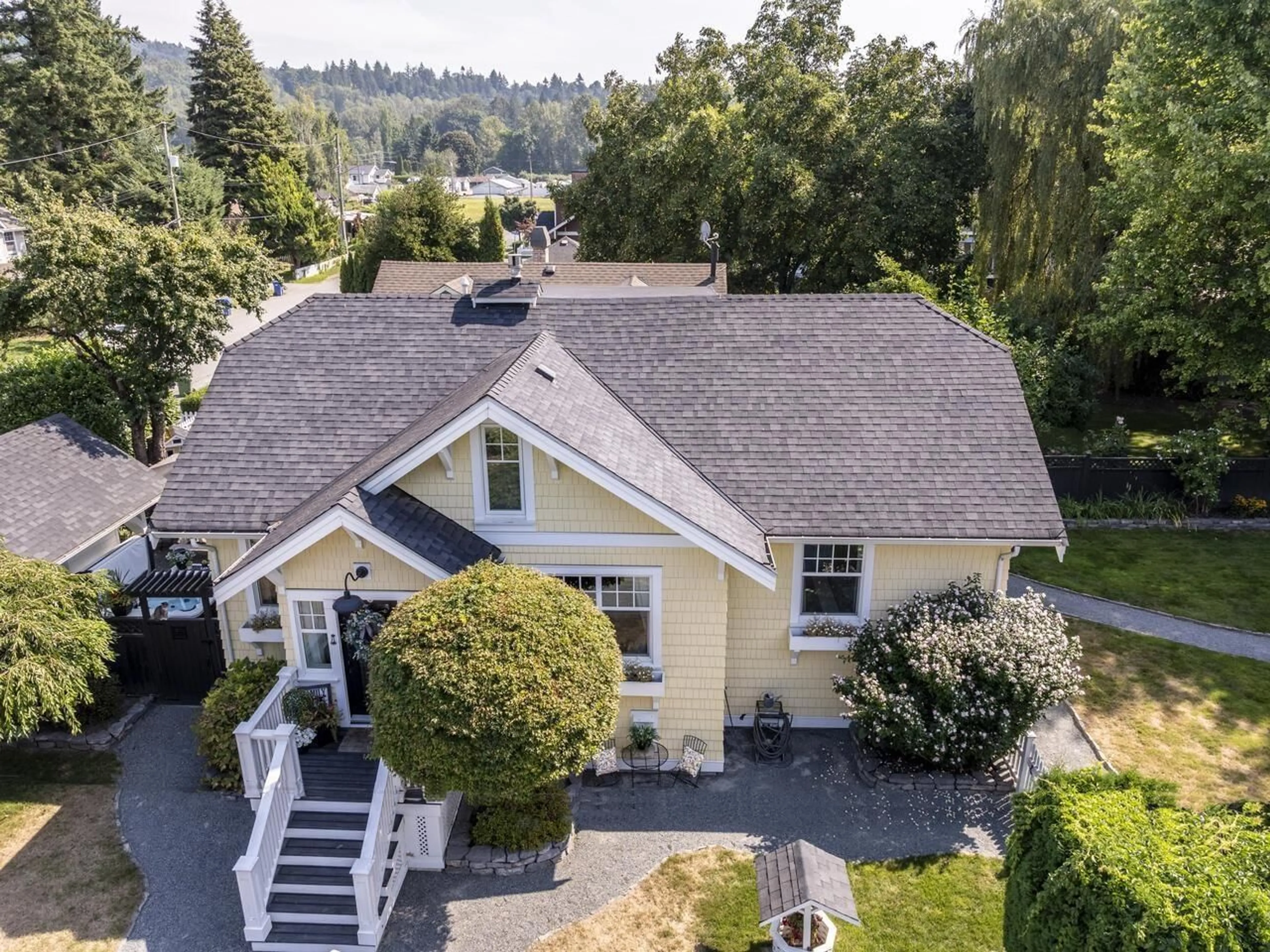 A pic from outside/outdoor area/front of a property/back of a property/a pic from drone, street for 4334 WRIGHT, Abbotsford British Columbia V2S7Y8