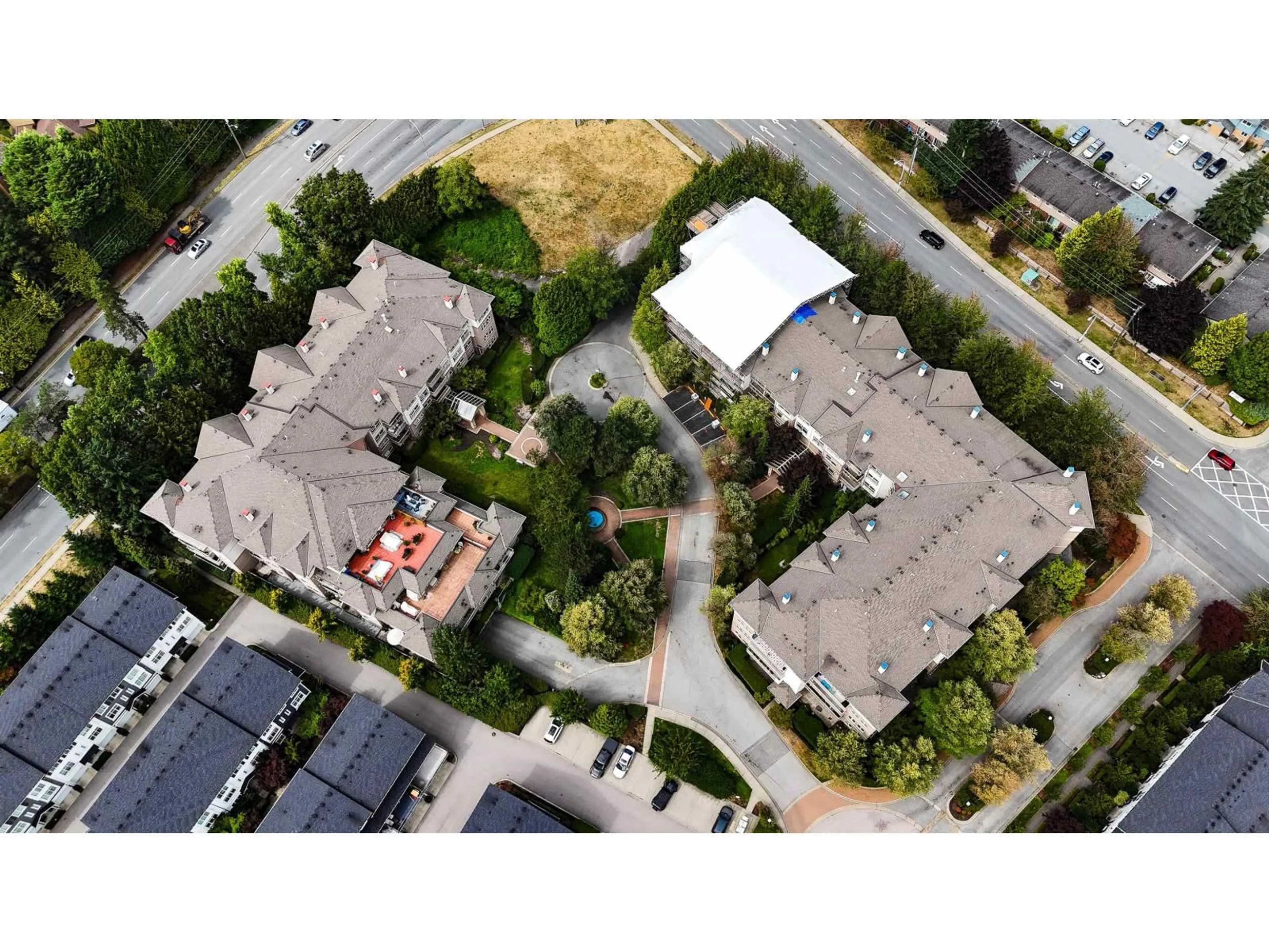 A pic from outside/outdoor area/front of a property/back of a property/a pic from drone, street for 307 - 15210 GUILDFORD, Surrey British Columbia V3R0X7