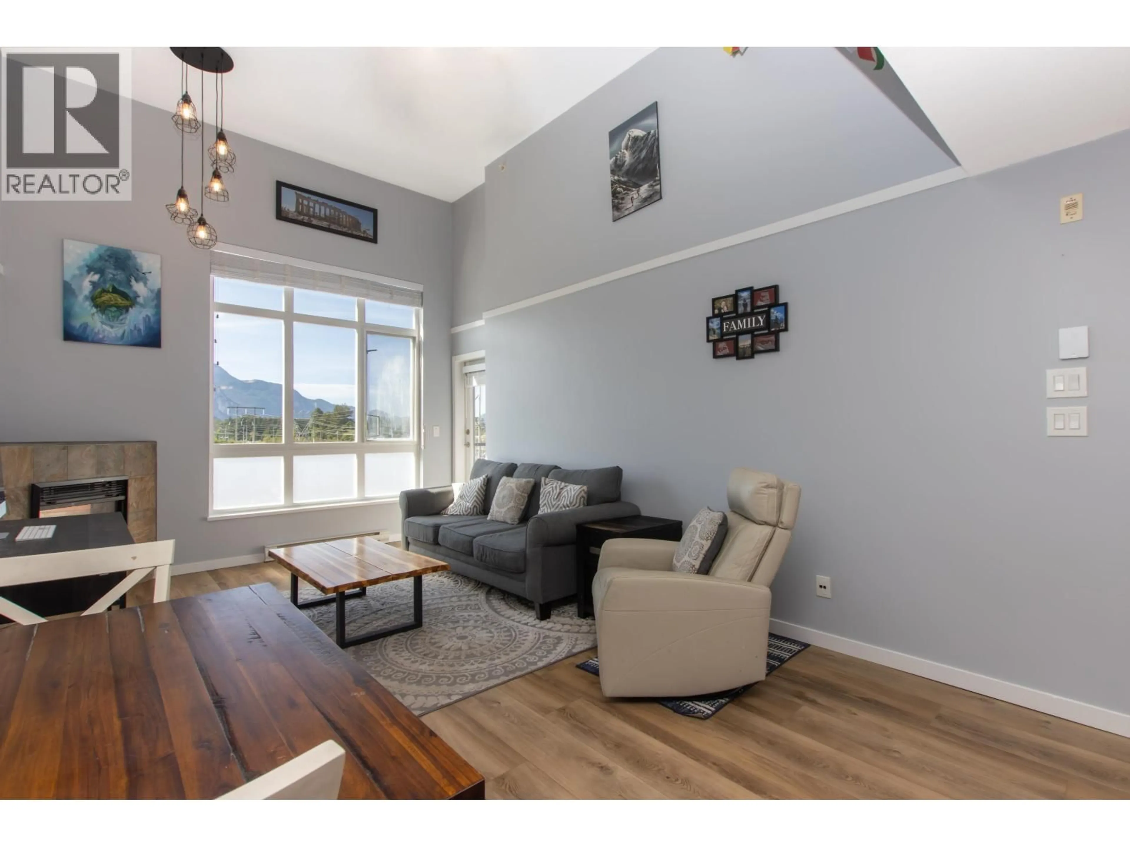 Living room with furniture, wood/laminate floor for 403 - 40437 TANTALUS ROAD, Squamish British Columbia V0N1T0