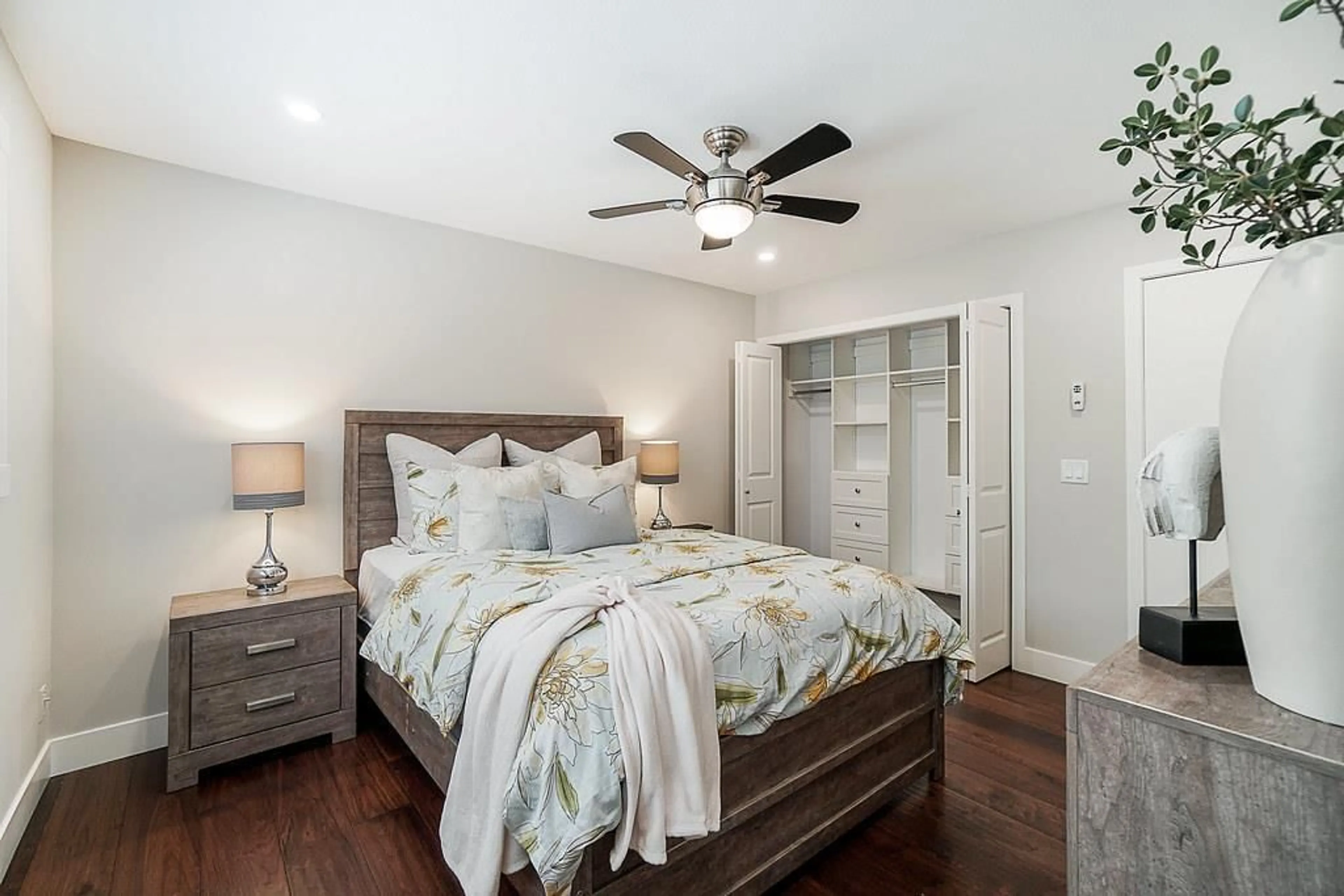 Bedroom with bed, wood/laminate floor for 14686 ST ANDREWS, Surrey British Columbia V3R5V4