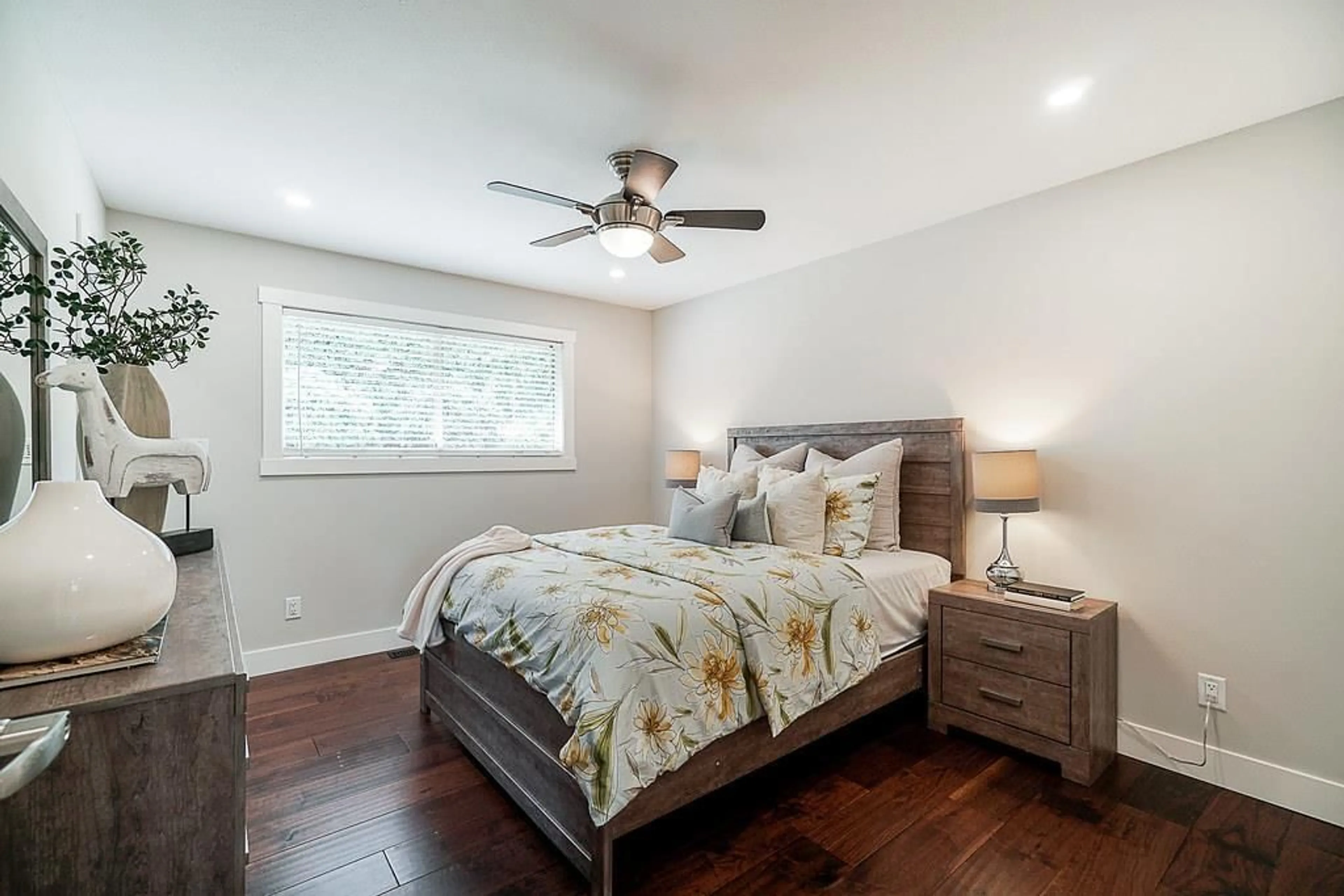 Bedroom with bed, wood/laminate floor for 14686 ST ANDREWS, Surrey British Columbia V3R5V4