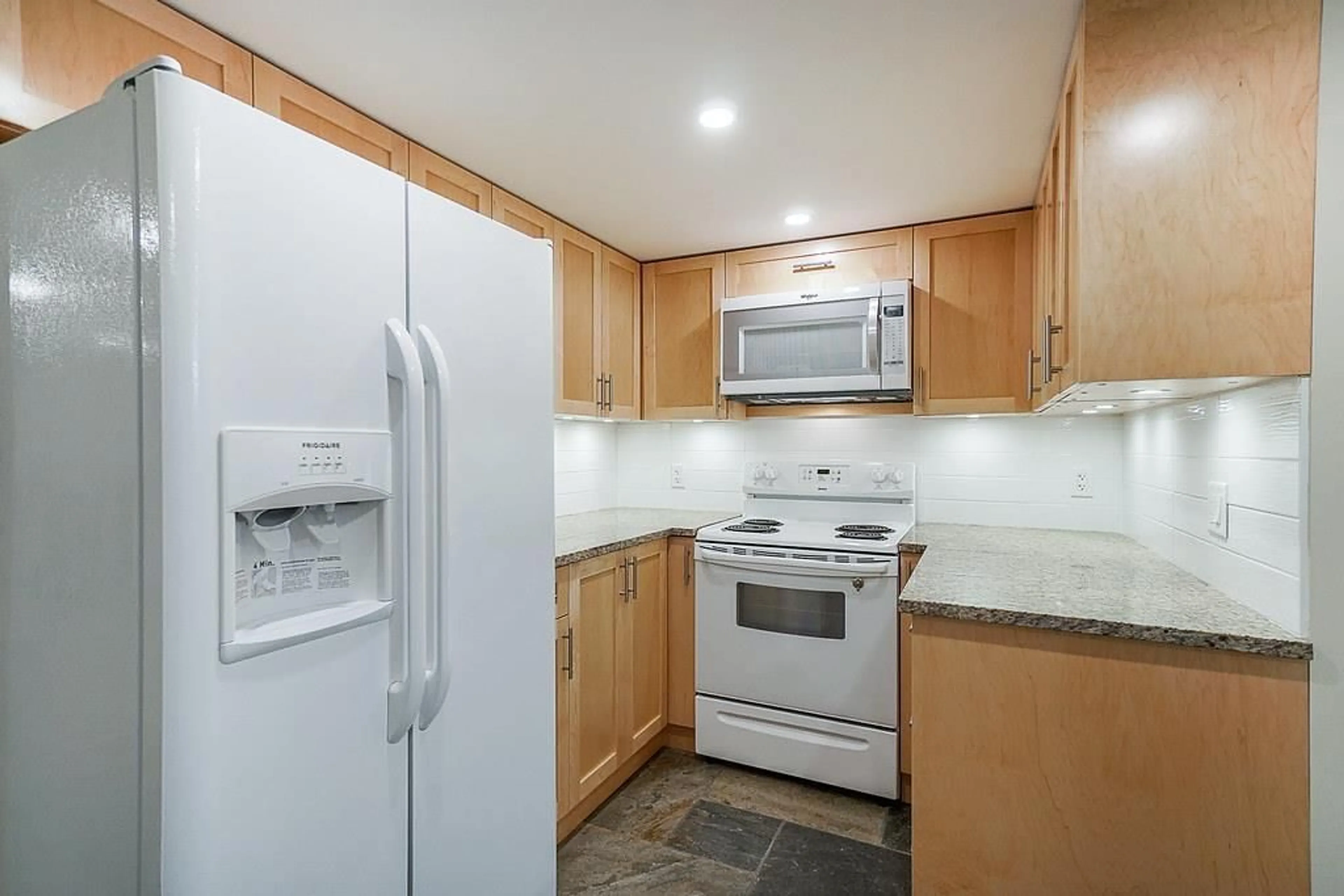 Standard kitchen, unknown for 14686 ST ANDREWS, Surrey British Columbia V3R5V4
