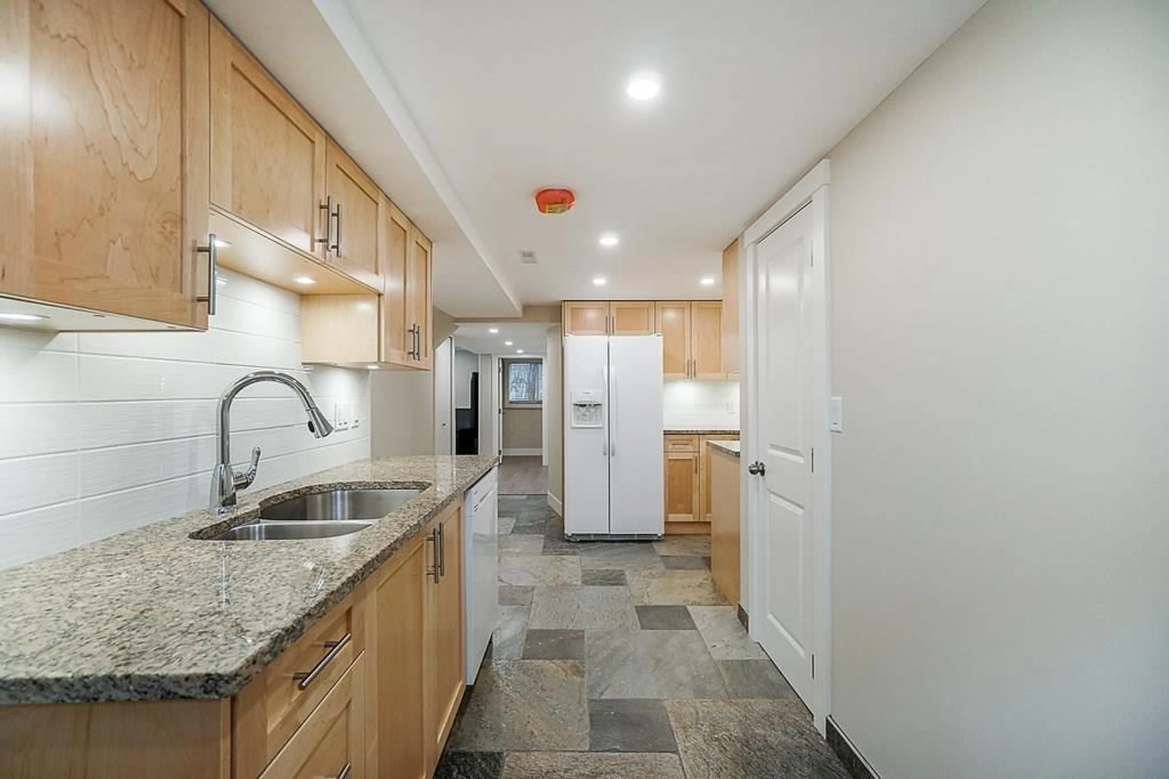 Standard kitchen, ceramic/tile floor for 14686 ST ANDREWS, Surrey British Columbia V3R5V4