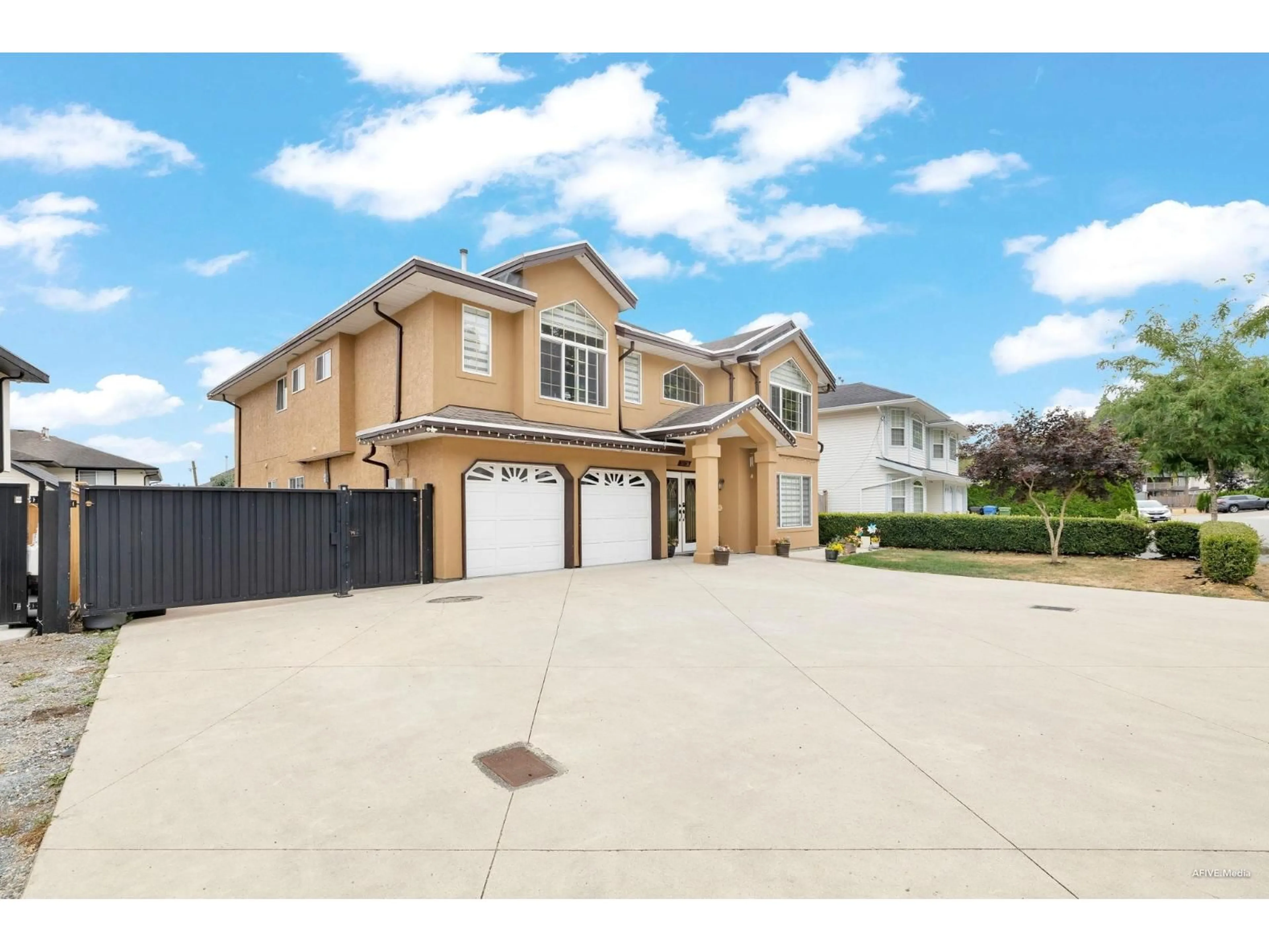 A pic from outside/outdoor area/front of a property/back of a property/a pic from drone, street for 3528 GALIANO, Abbotsford British Columbia V2T5R5