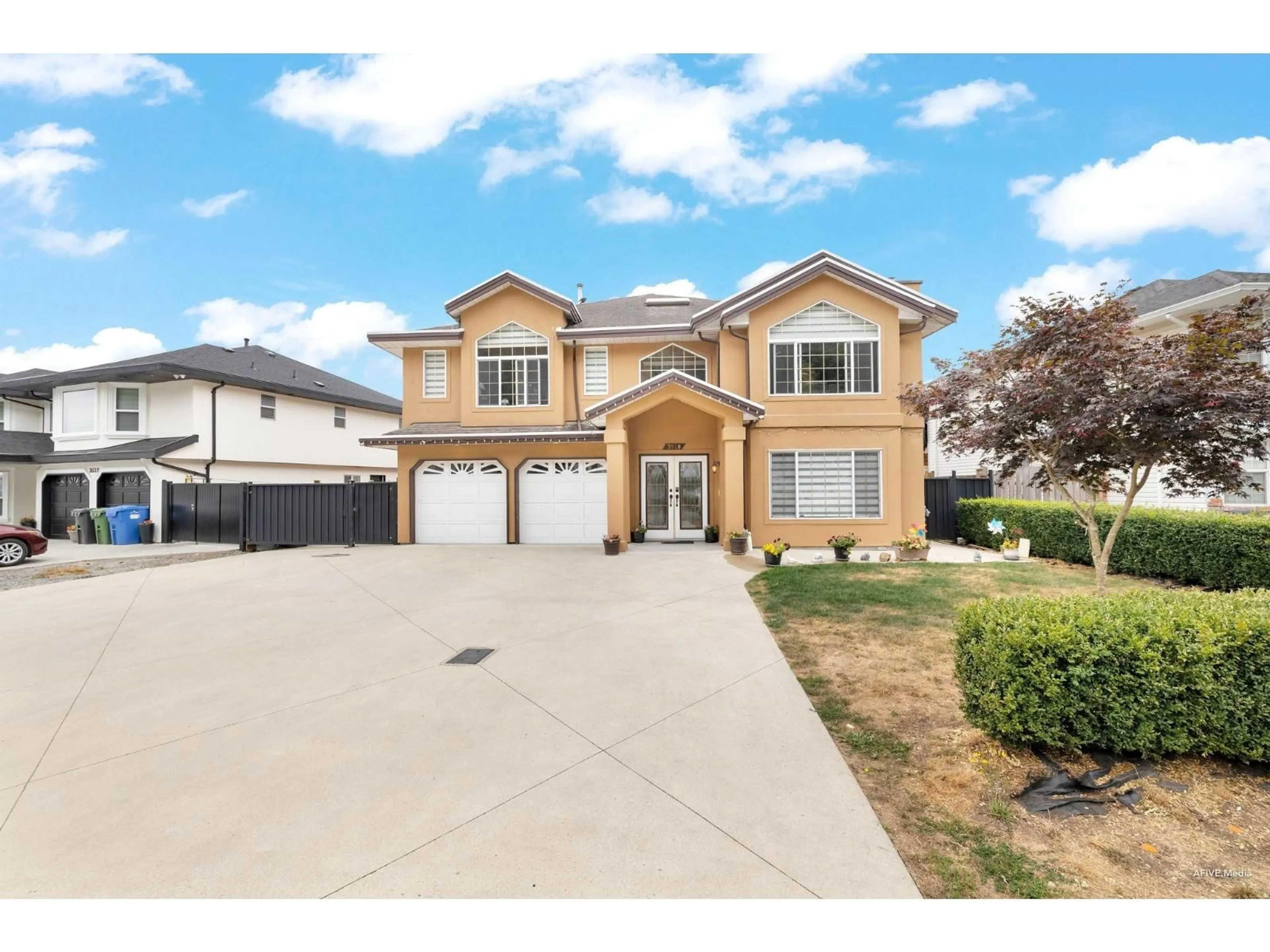 Home with vinyl exterior material, street for 3528 GALIANO, Abbotsford British Columbia V2T5R5