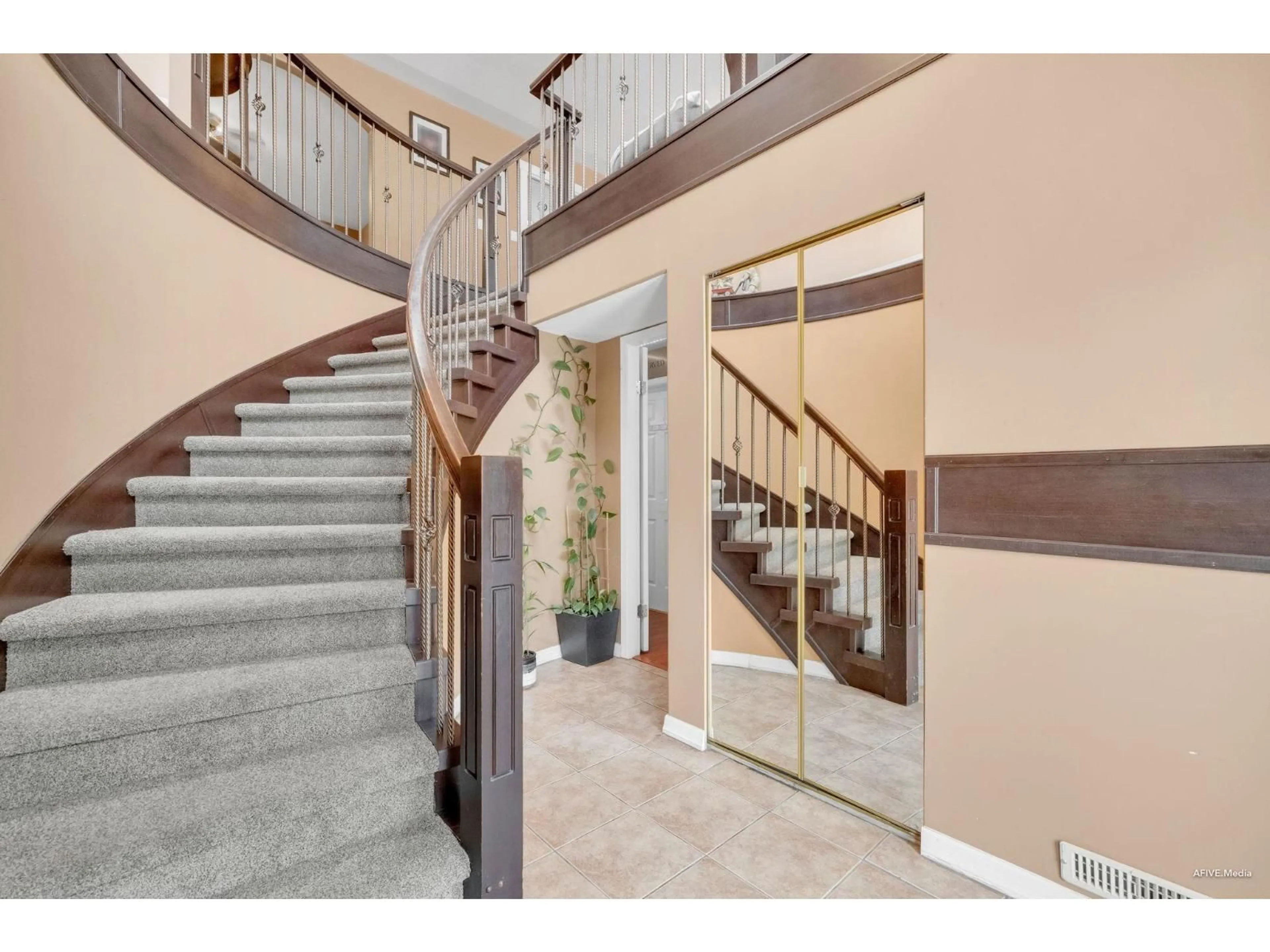 Indoor foyer for 3528 GALIANO, Abbotsford British Columbia V2T5R5