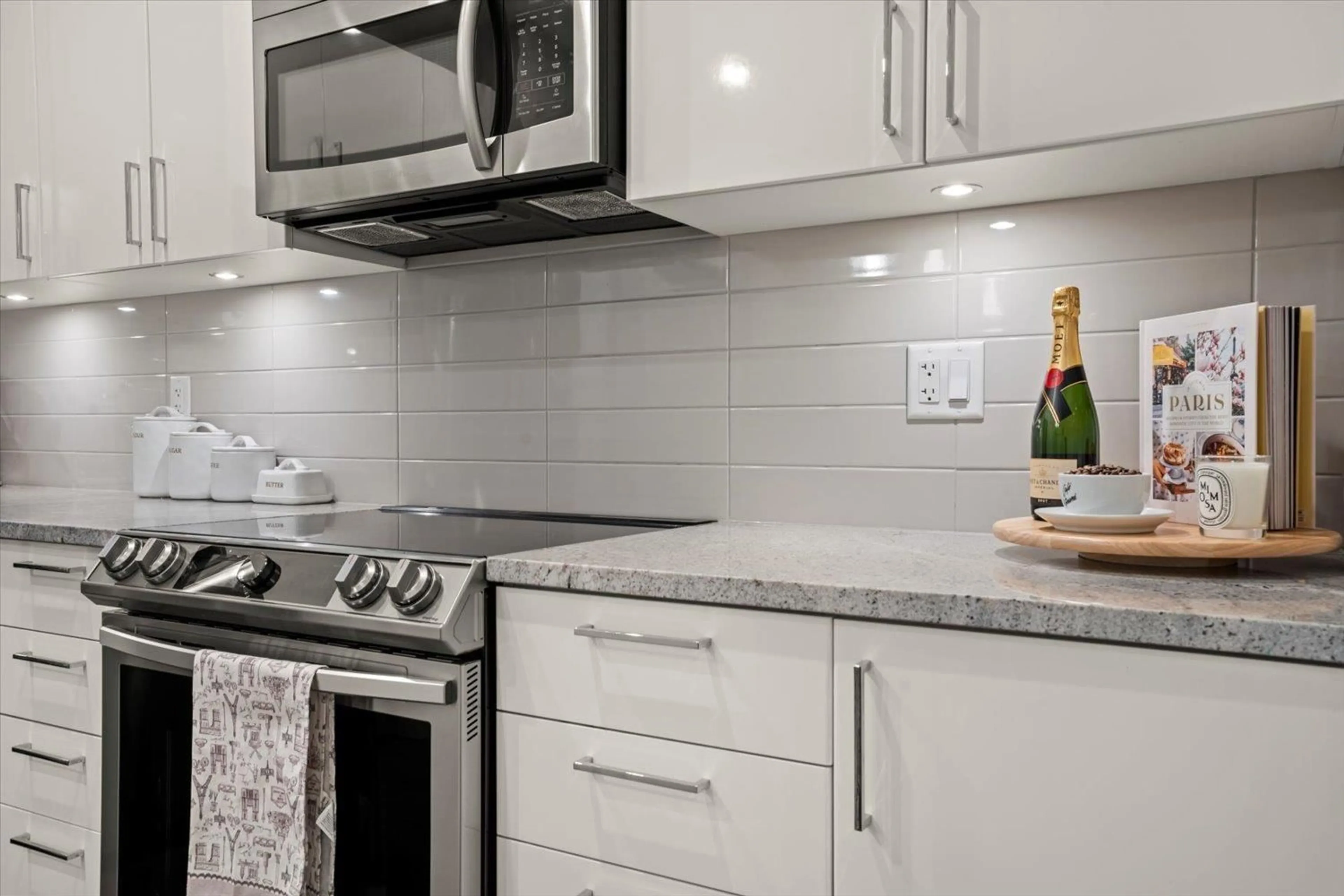 Standard kitchen, ceramic/tile floor for 309 - 45562 AIRPORT ROAD, Chilliwack British Columbia V2P0J8