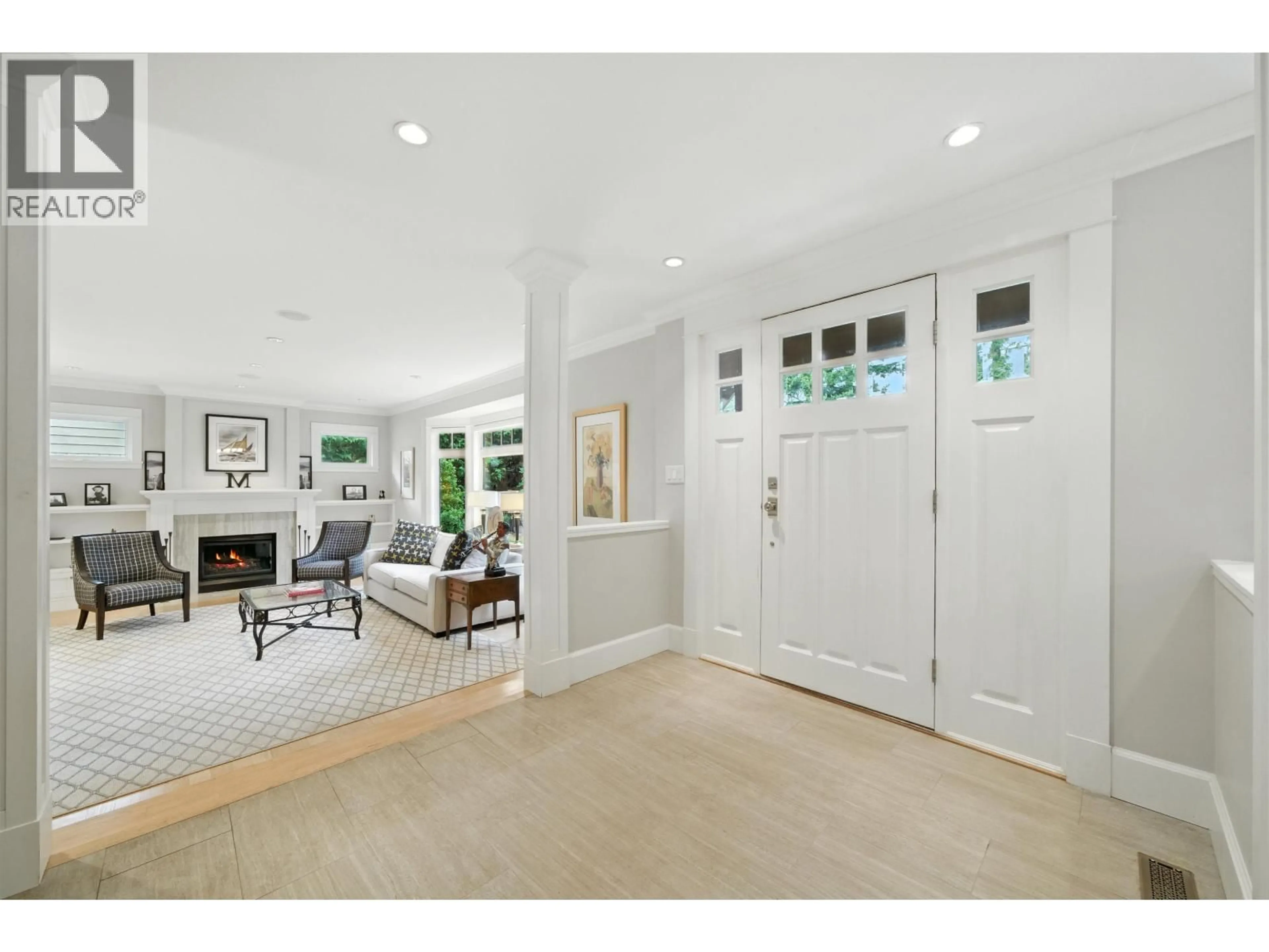 Indoor entryway for 5211 TIMBERFEILD ROAD, West Vancouver British Columbia V7W2Y5
