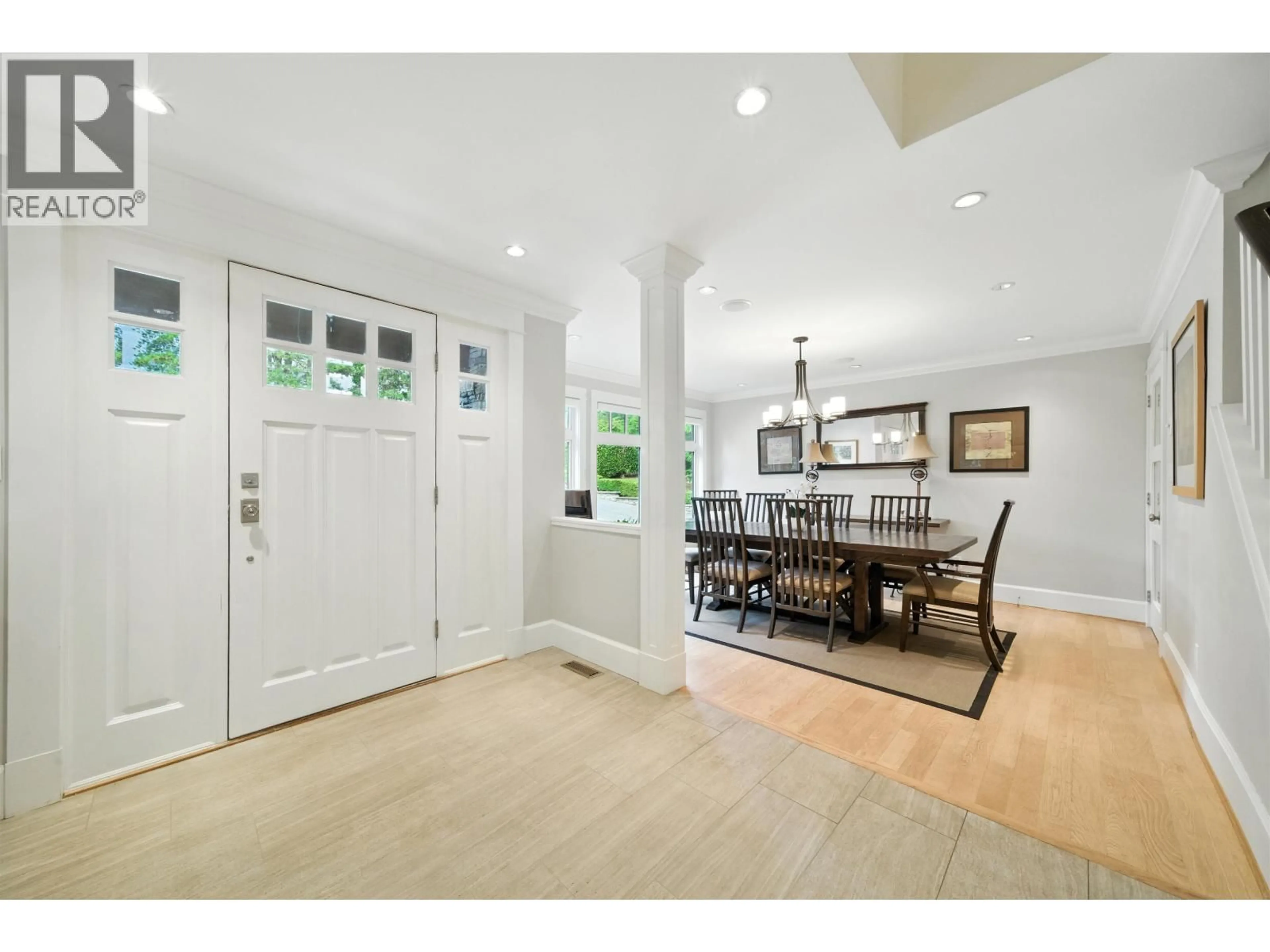 Indoor entryway for 5211 TIMBERFEILD ROAD, West Vancouver British Columbia V7W2Y5