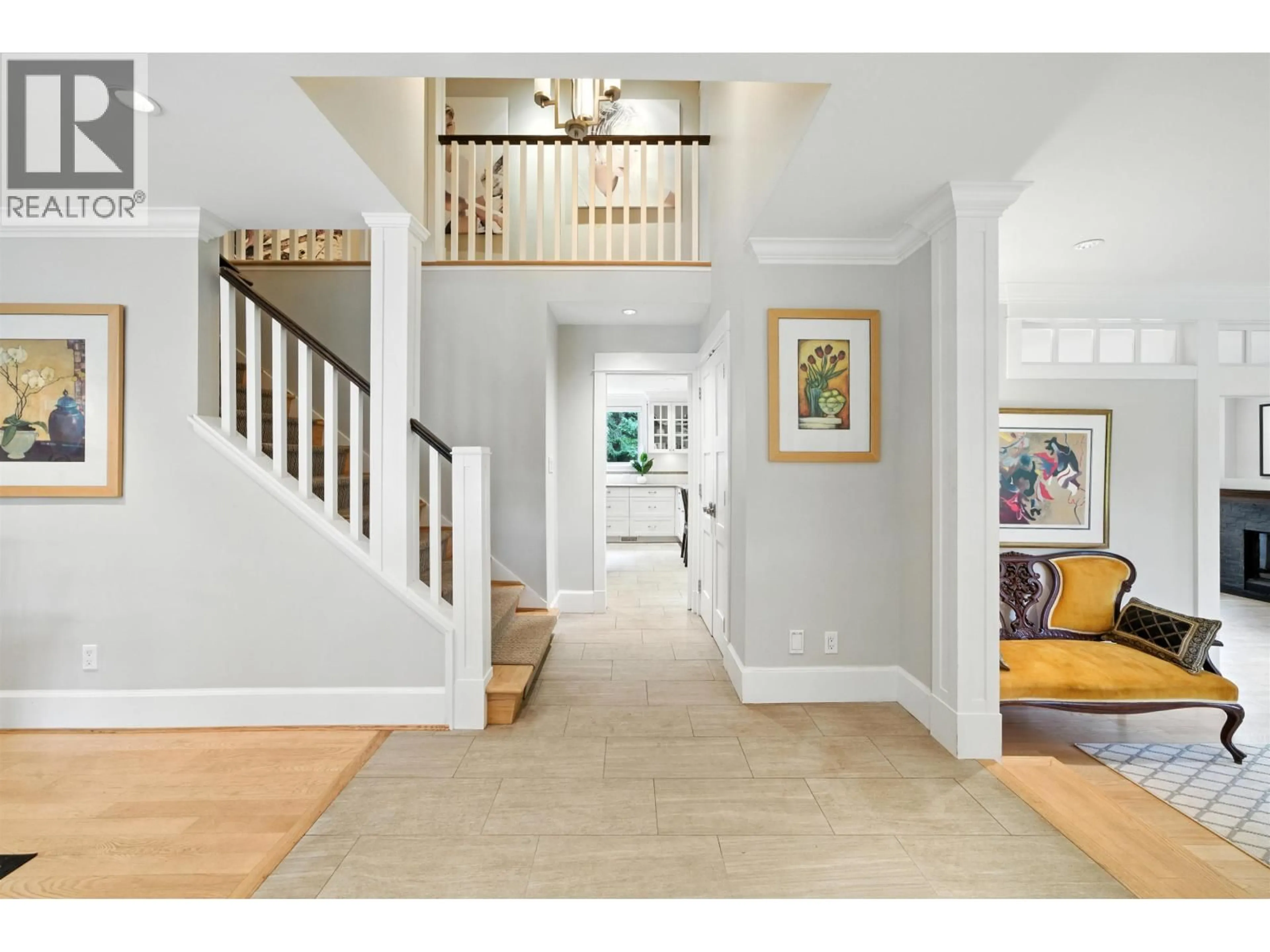 Indoor entryway for 5211 TIMBERFEILD ROAD, West Vancouver British Columbia V7W2Y5