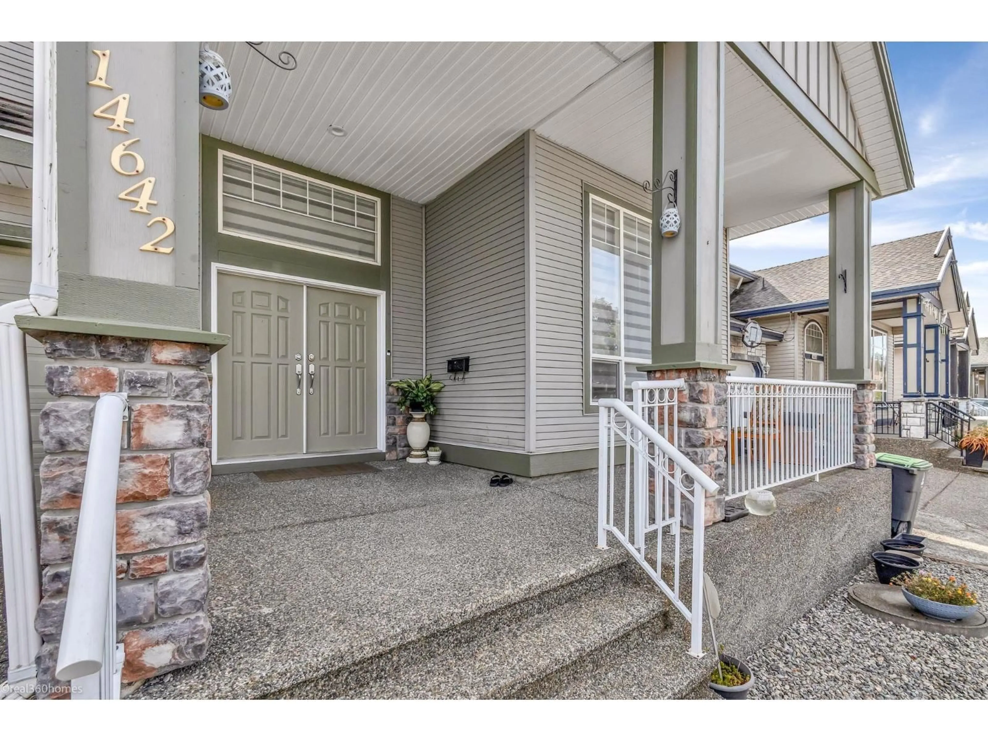Indoor entryway for 14642 67A, Surrey British Columbia V3S0Z4