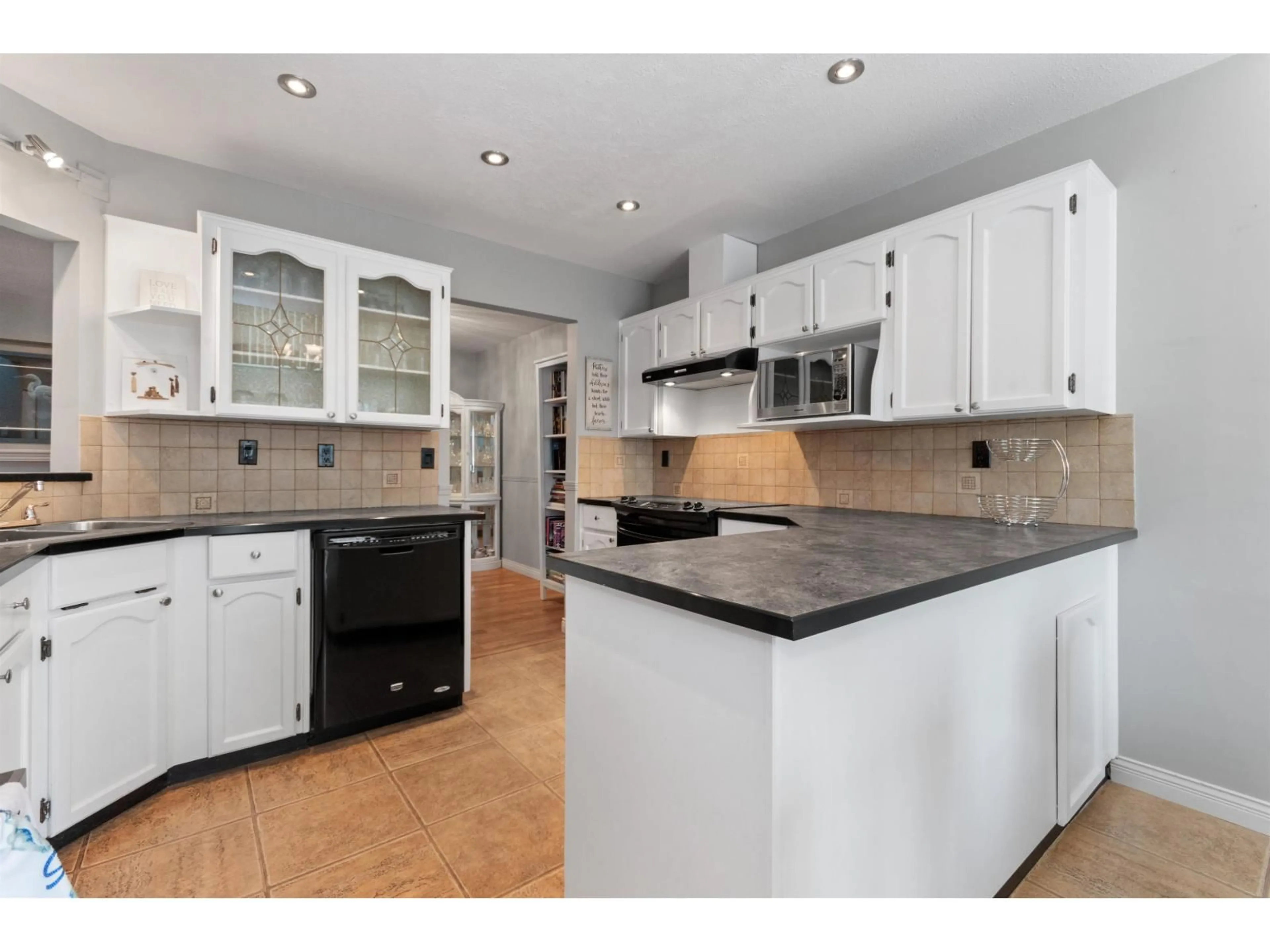 Open concept kitchen, unknown for 20 - 3292 VERNON, Abbotsford British Columbia V2S6W7