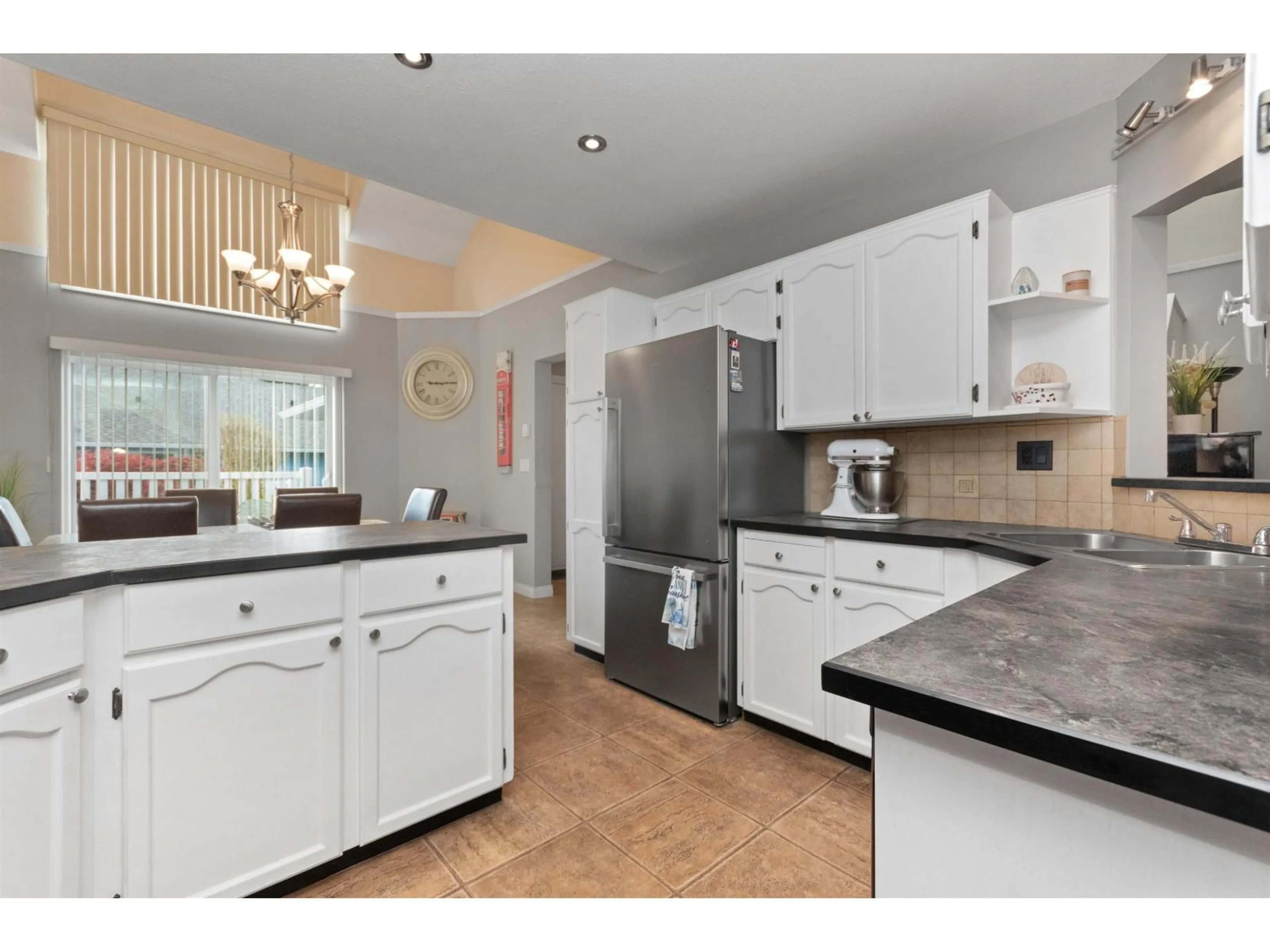 Open concept kitchen, ceramic/tile floor for 20 - 3292 VERNON, Abbotsford British Columbia V2S6W7