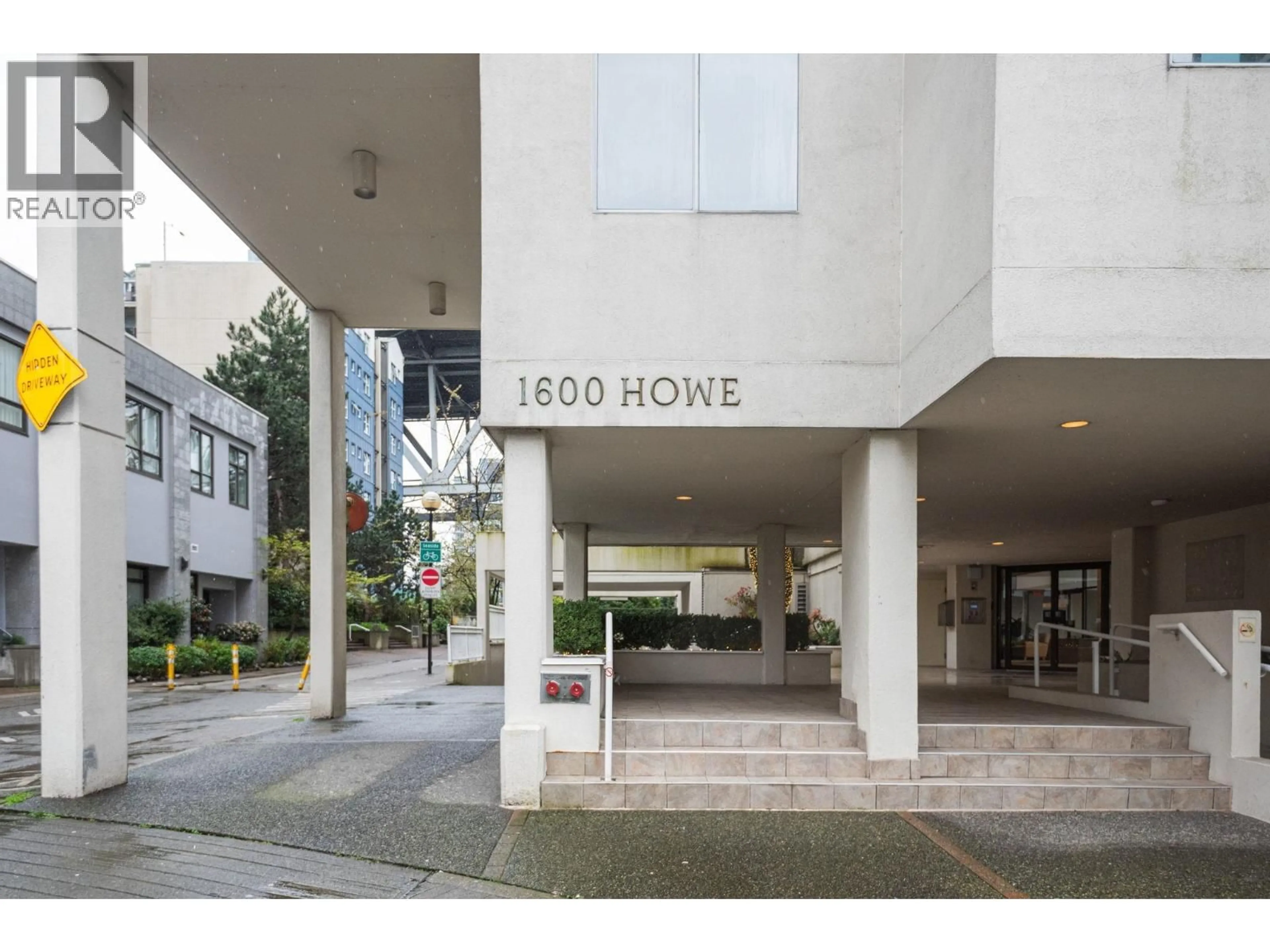Indoor foyer for 705 - 1600 HOWE STREET, Vancouver British Columbia V6Z2L9