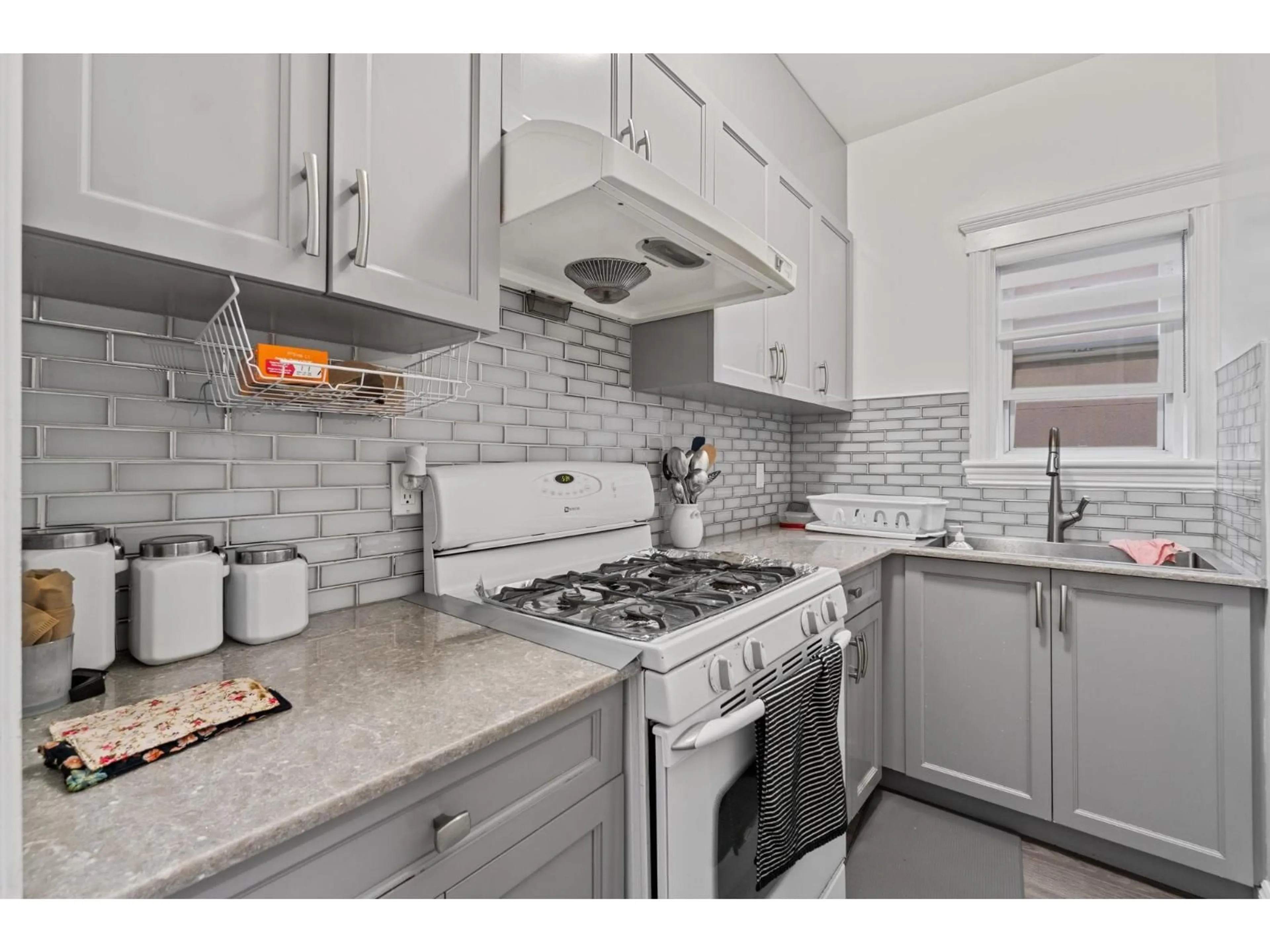 Standard kitchen, ceramic/tile floor for 14788 74, Surrey British Columbia V3S8Y8