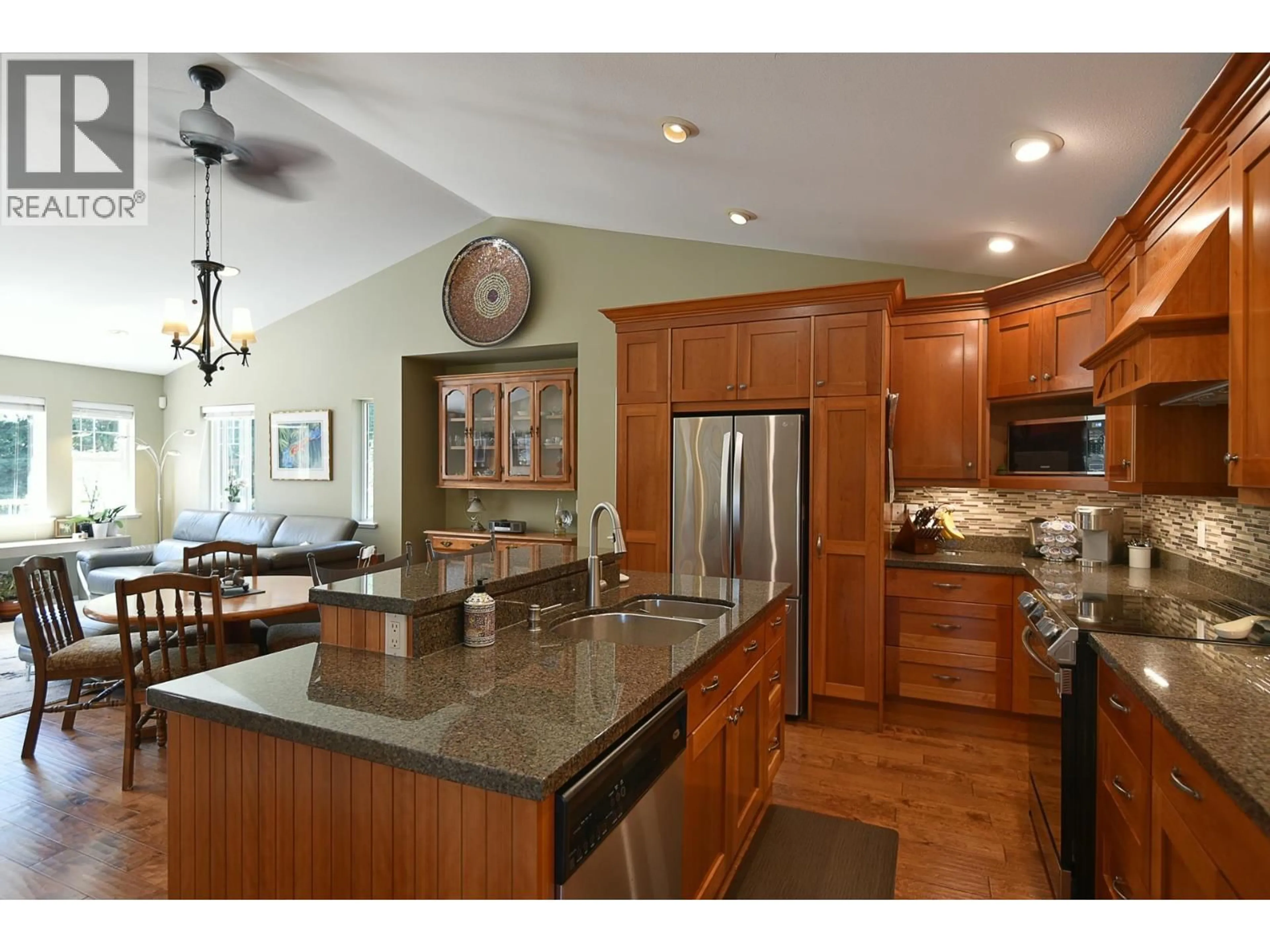 Open concept kitchen, ceramic/tile floor for 6331 SAMRON ROAD, Sechelt British Columbia V7Z0N6