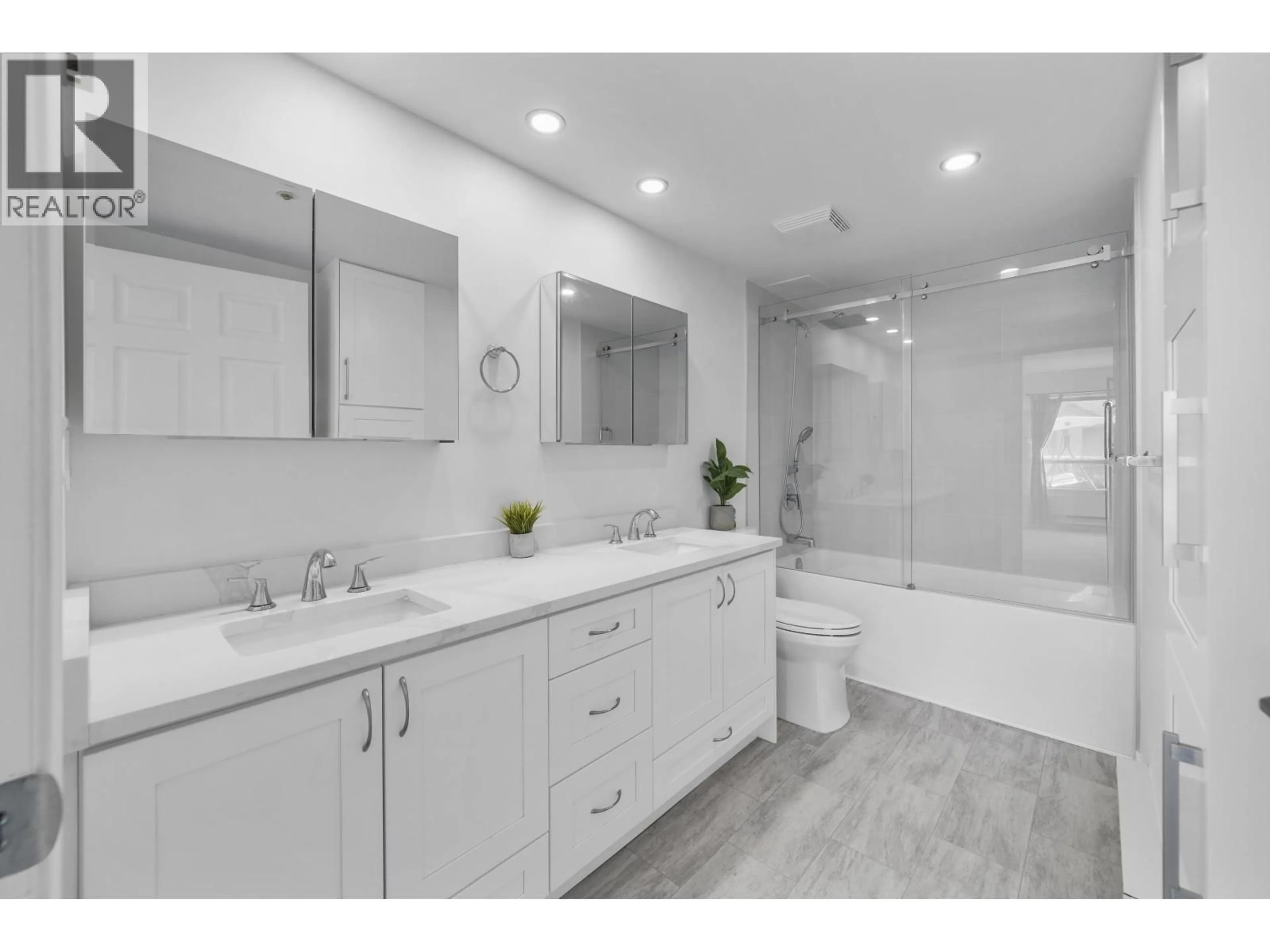 Contemporary bathroom, ceramic/tile floor for 114 - 3400 MARINE DRIVE, Vancouver British Columbia V5S4P8