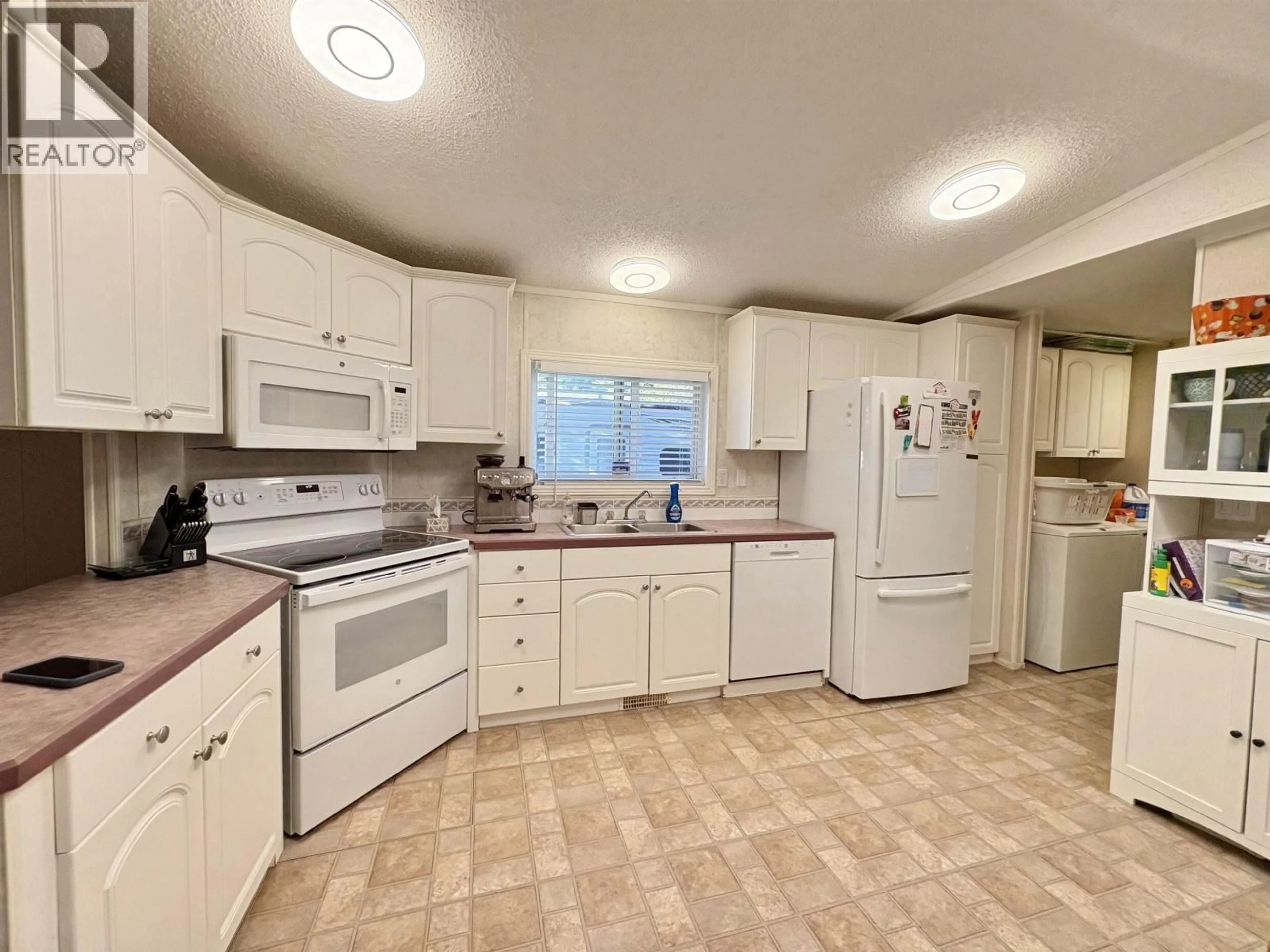 Standard kitchen, ceramic/tile floor for 2989 THEE PLACE, Prince George British Columbia V2K5B8