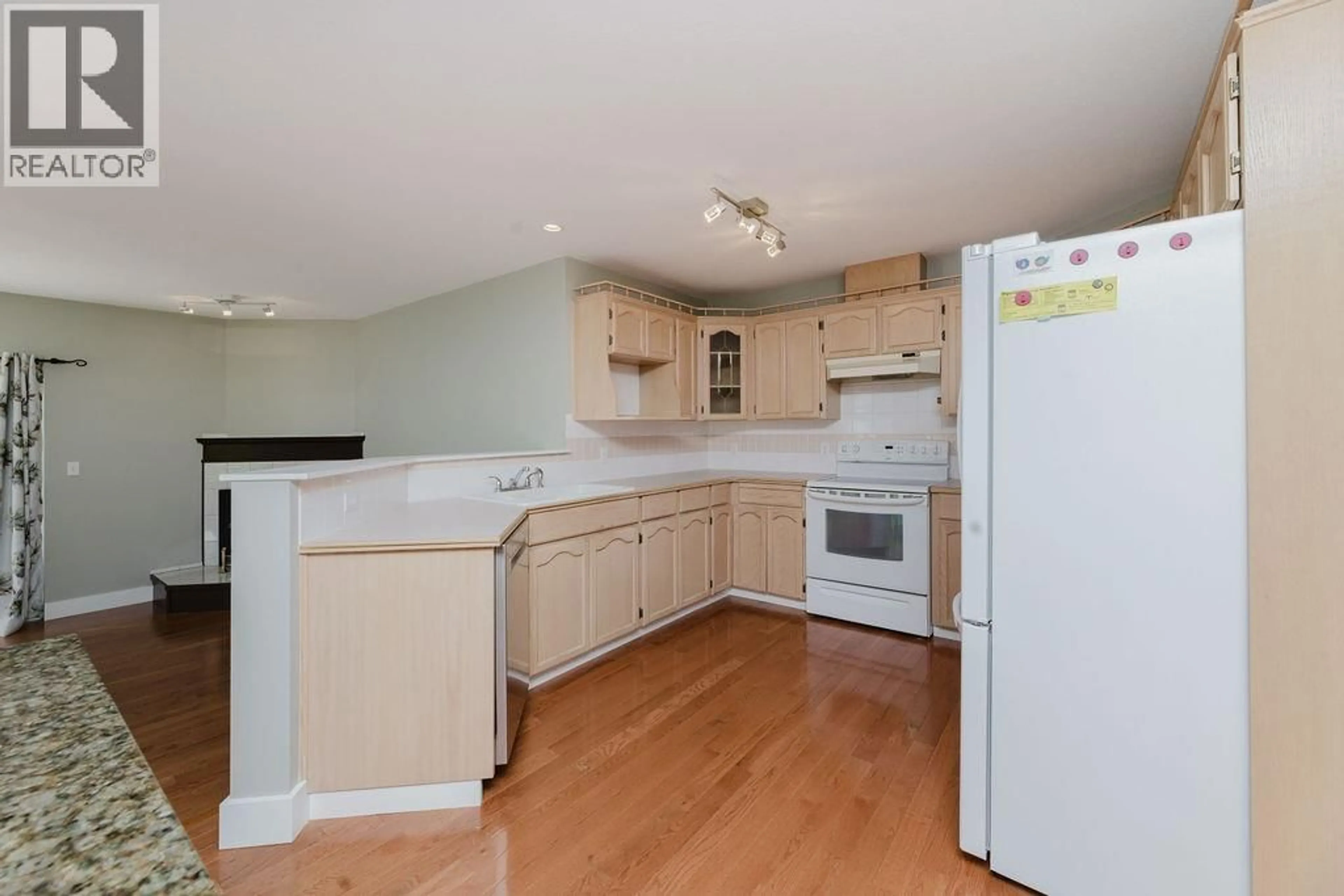 Standard kitchen, unknown for 1551 ISLANDVIEW DRIVE, Gibsons British Columbia V0N1V5