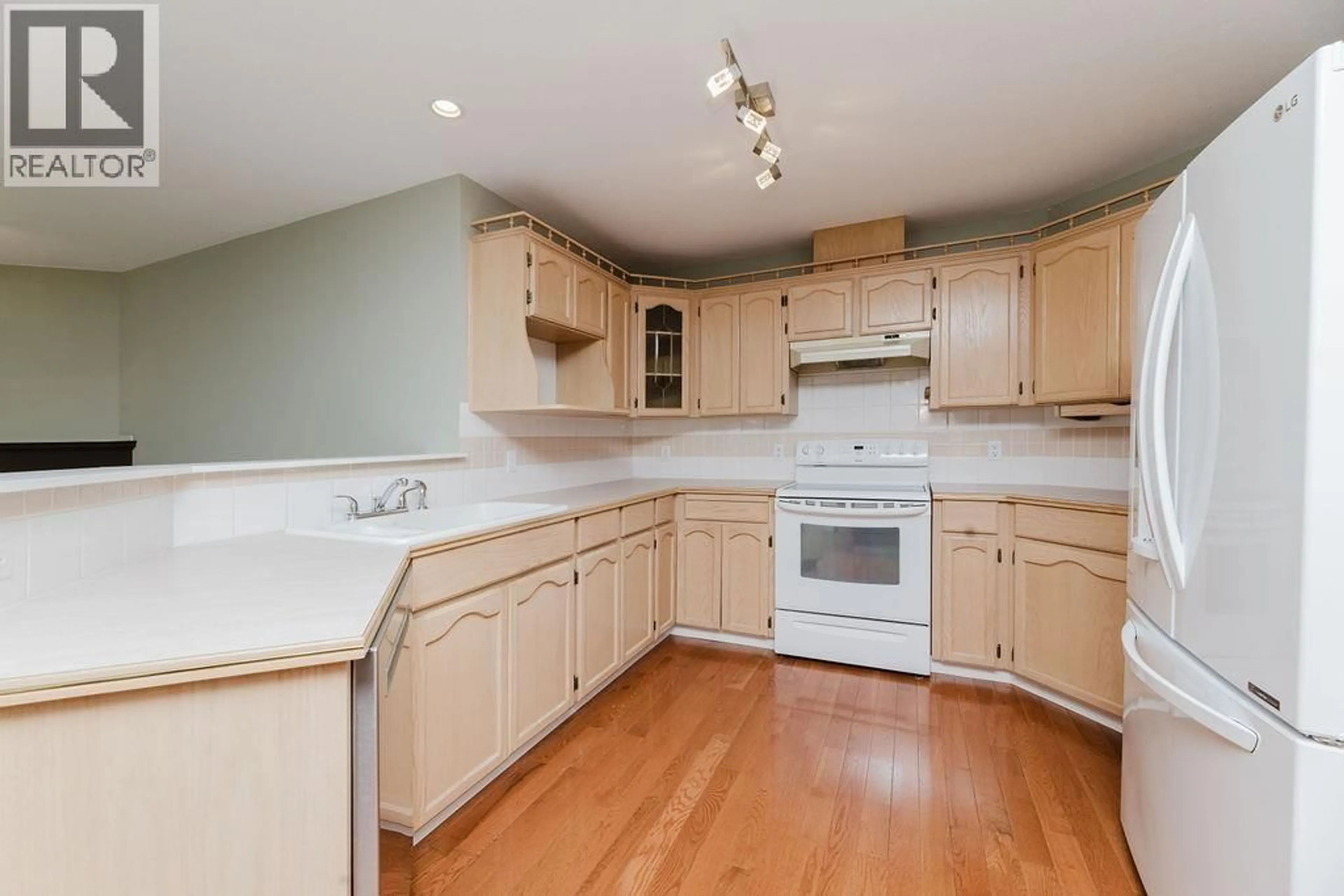 Standard kitchen, unknown for 1551 ISLANDVIEW DRIVE, Gibsons British Columbia V0N1V5