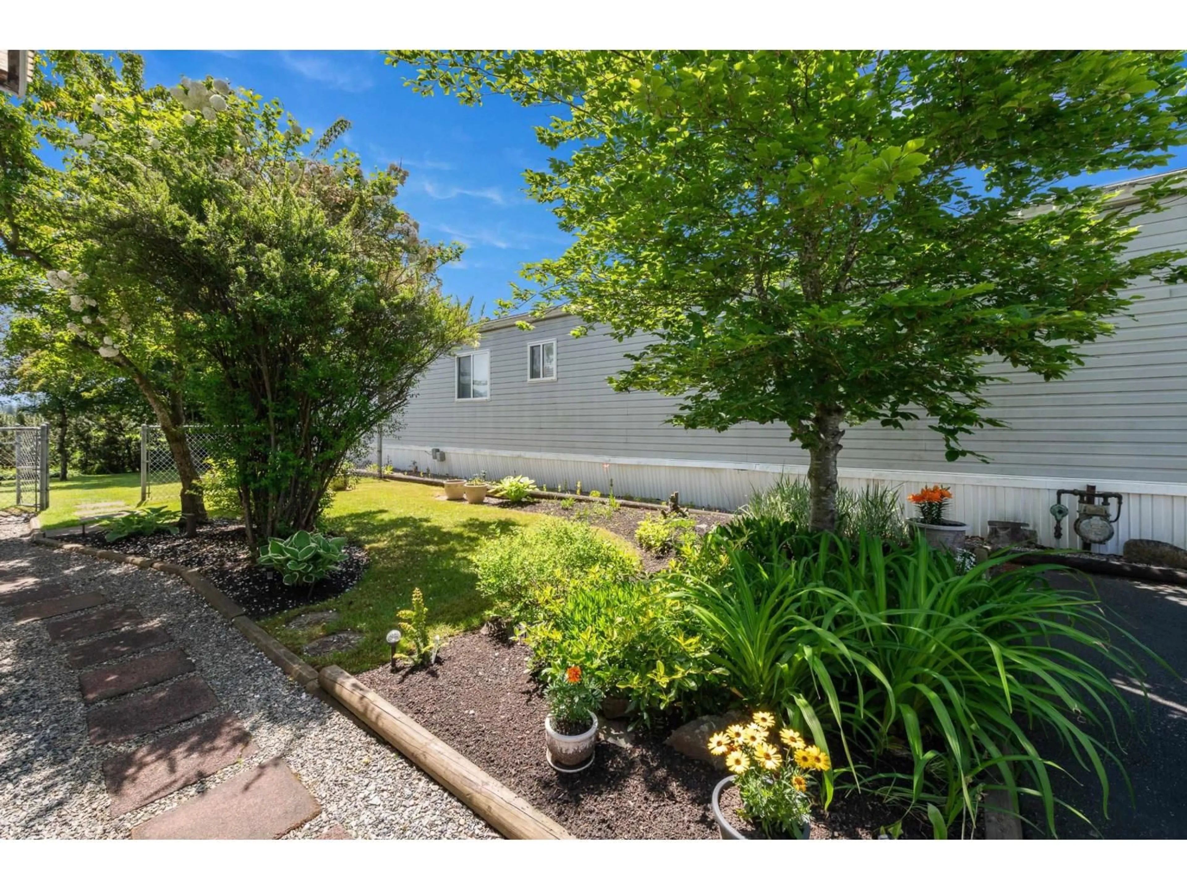 A pic from outside/outdoor area/front of a property/back of a property/a pic from drone, street for 38 - 41168 LOUGHEED, Mission British Columbia V0M1G0