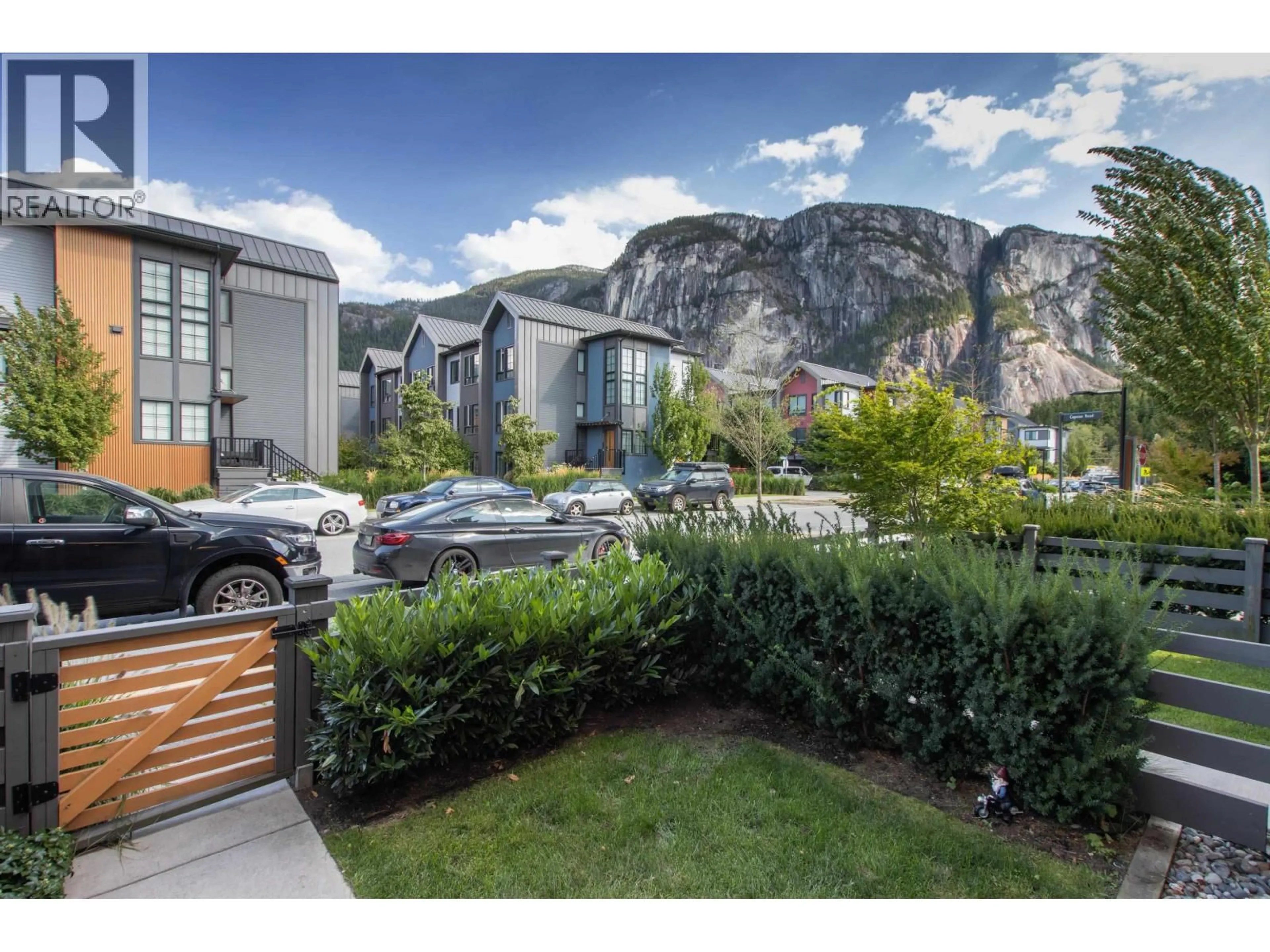 A pic from outside/outdoor area/front of a property/back of a property/a pic from drone, mountain view for 38024 KEEL WAY, Squamish British Columbia V8B2A1