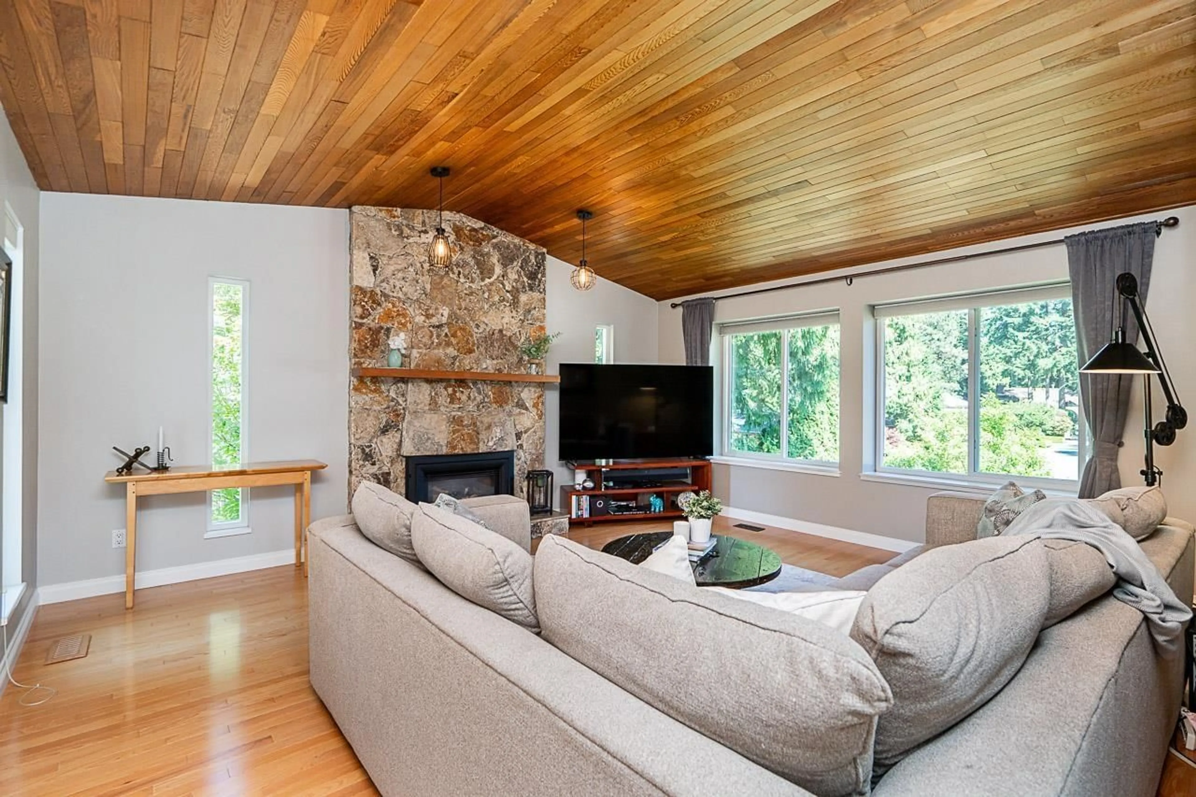 Living room with furniture, wood/laminate floor for 11562 COMMONWEALTH, Delta British Columbia V4E2N1