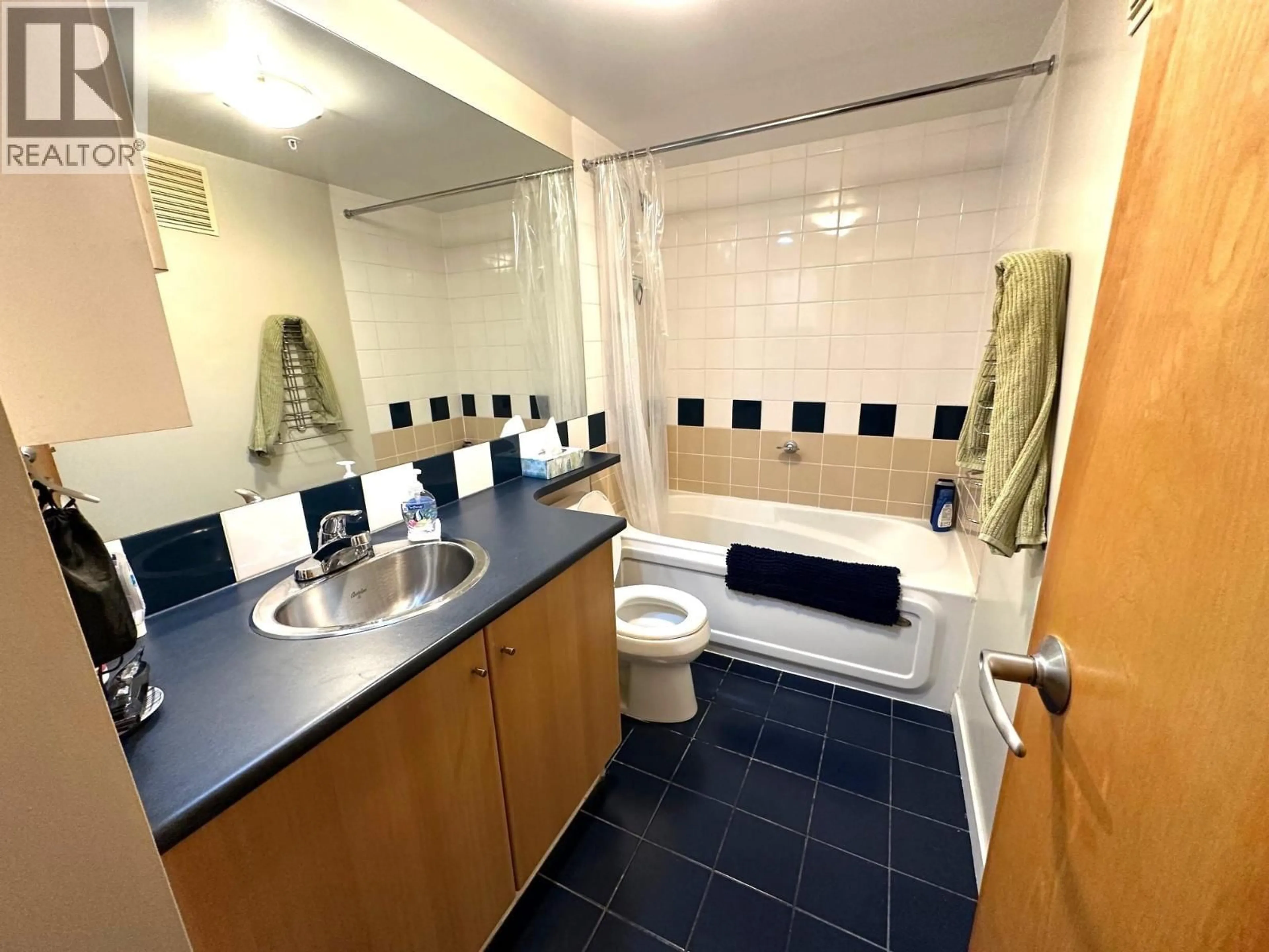 Standard bathroom, ceramic/tile floor for 217 - 933 SEYMOUR STREET, Vancouver British Columbia V6B6L6