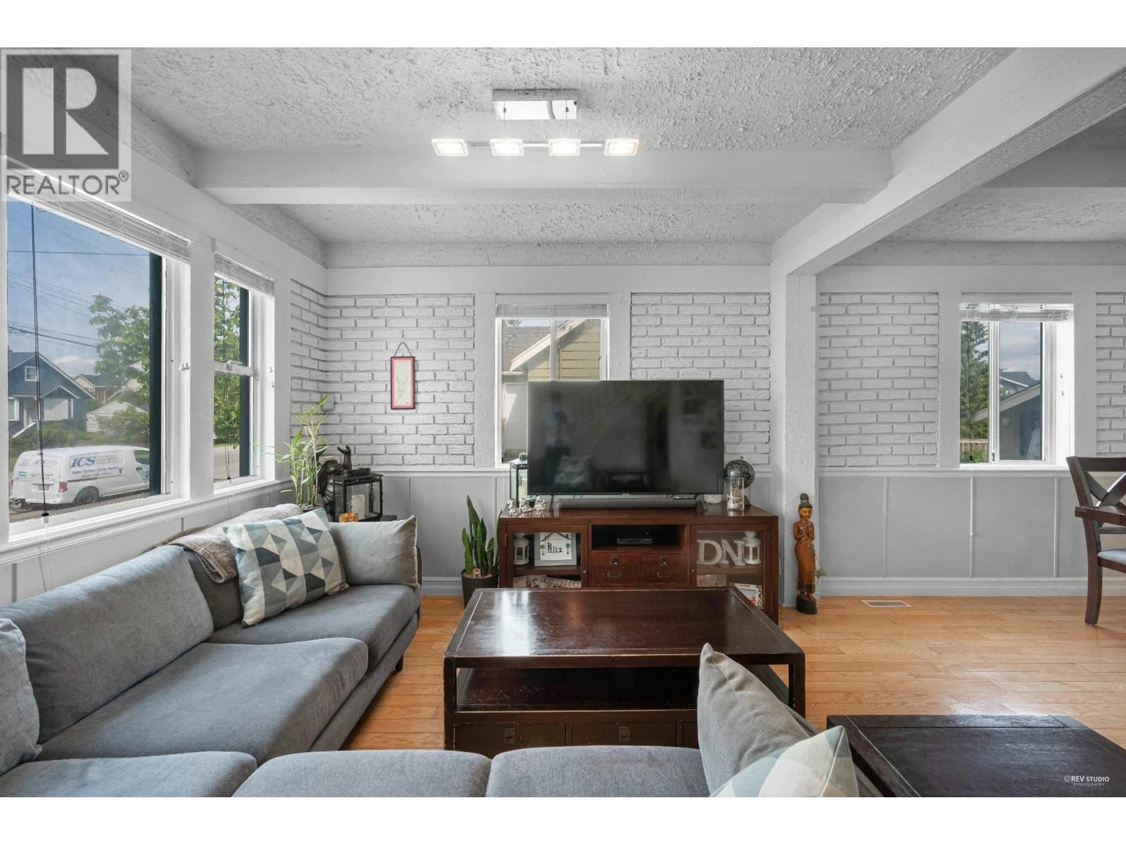Living room with furniture, unknown for 235 PEMBINA STREET, New Westminster British Columbia V3M5J3