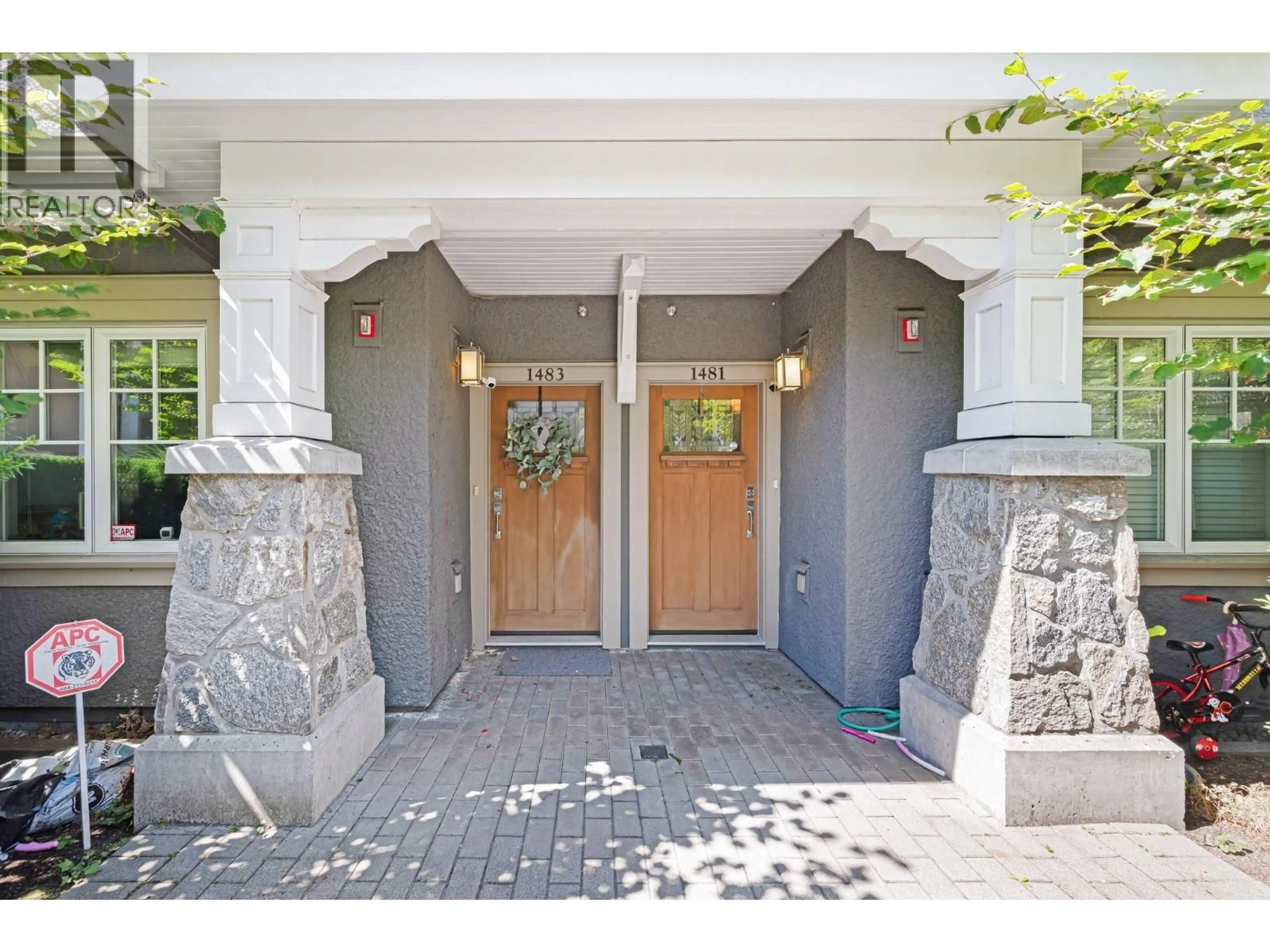 Indoor entryway for 1483 TILNEY MEWS, Vancouver British Columbia V6P0B1