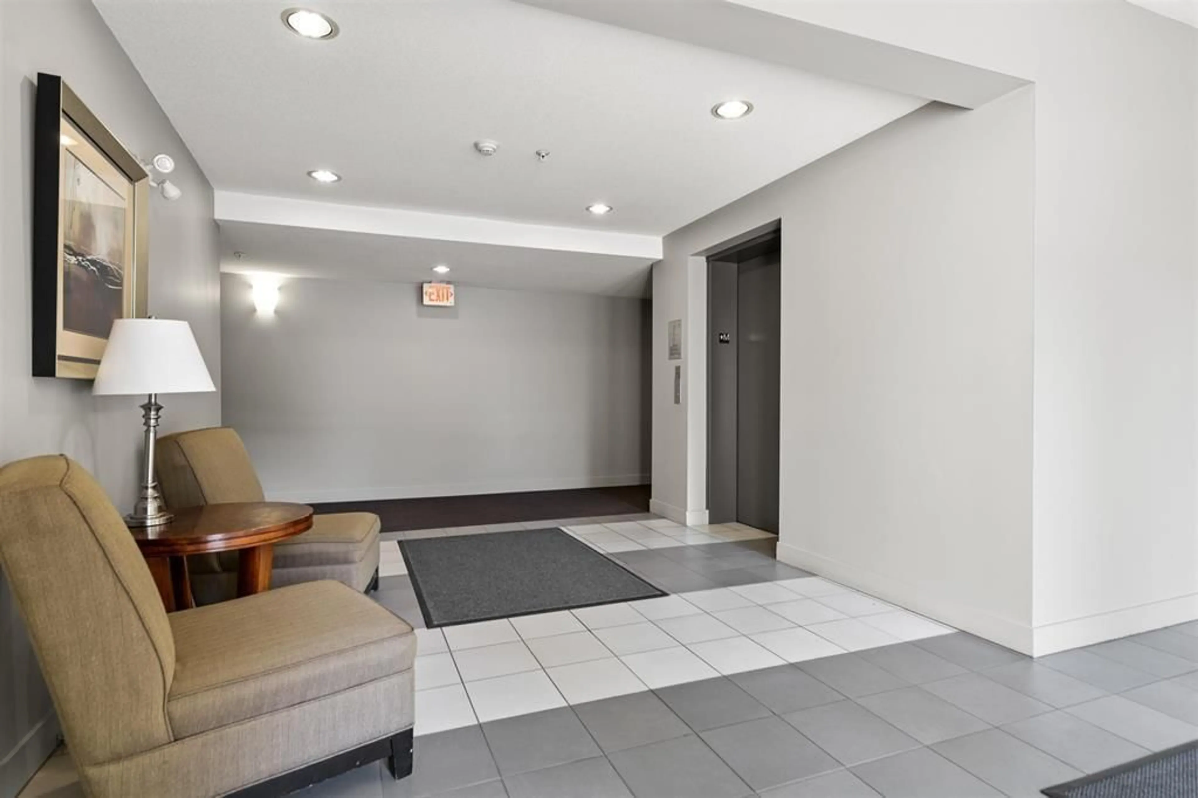 Indoor foyer for 305 - 19340 65, Surrey British Columbia V4N0A3