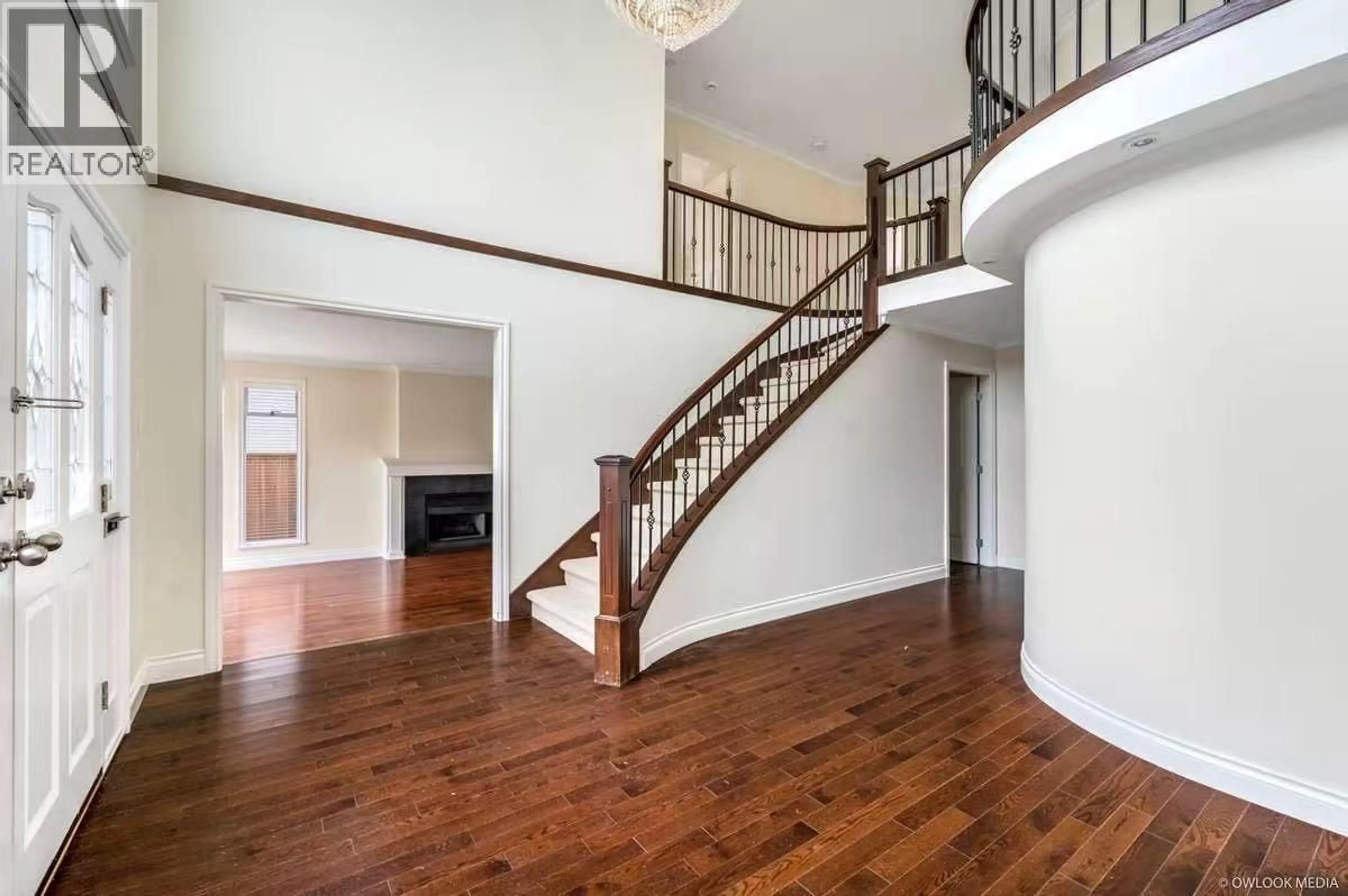 Indoor foyer for 4570 13TH AVENUE, Vancouver British Columbia V6R2V4
