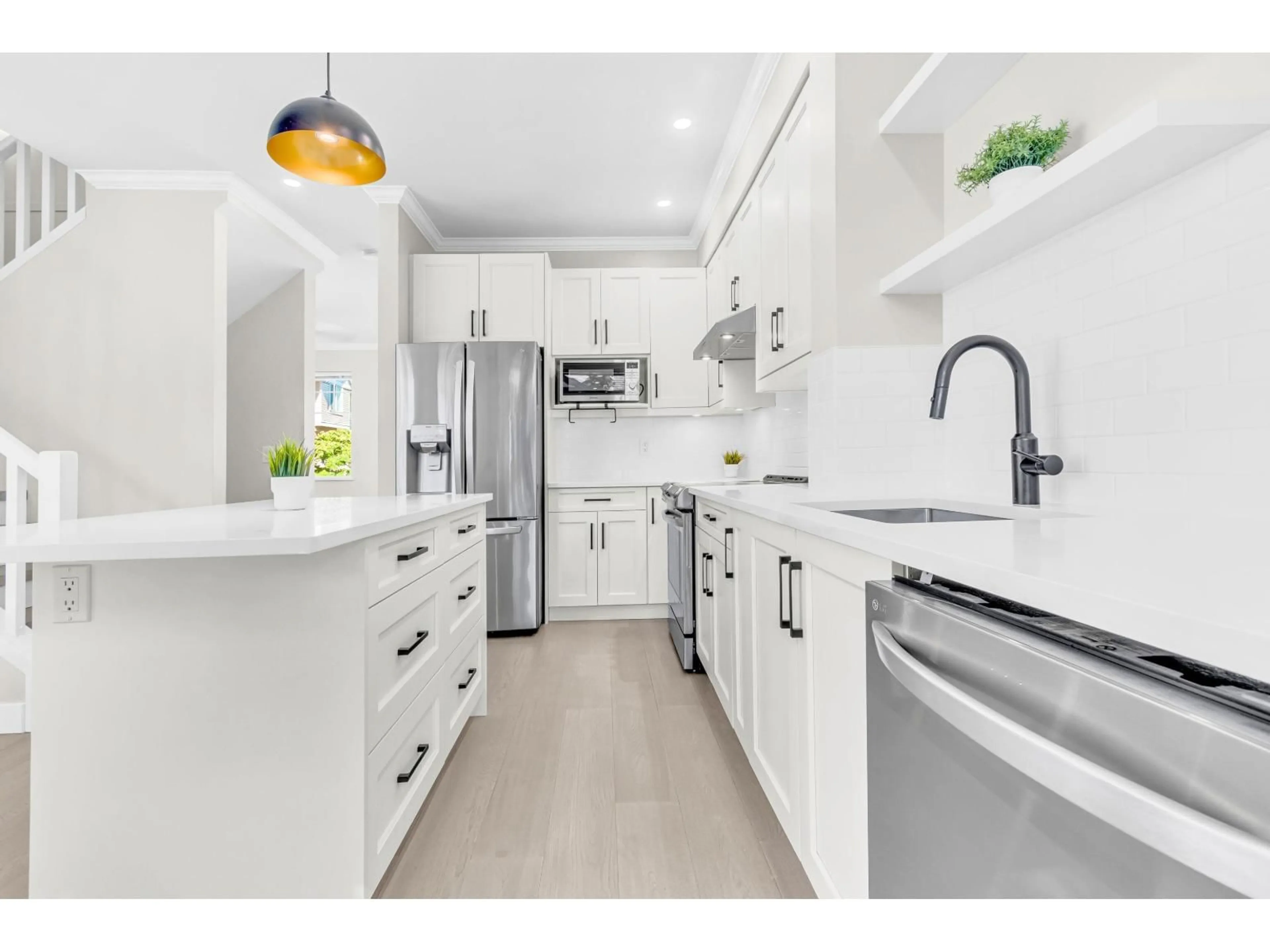 Open concept kitchen, ceramic/tile floor for 13 - 8383 159, Surrey British Columbia V4N0W2