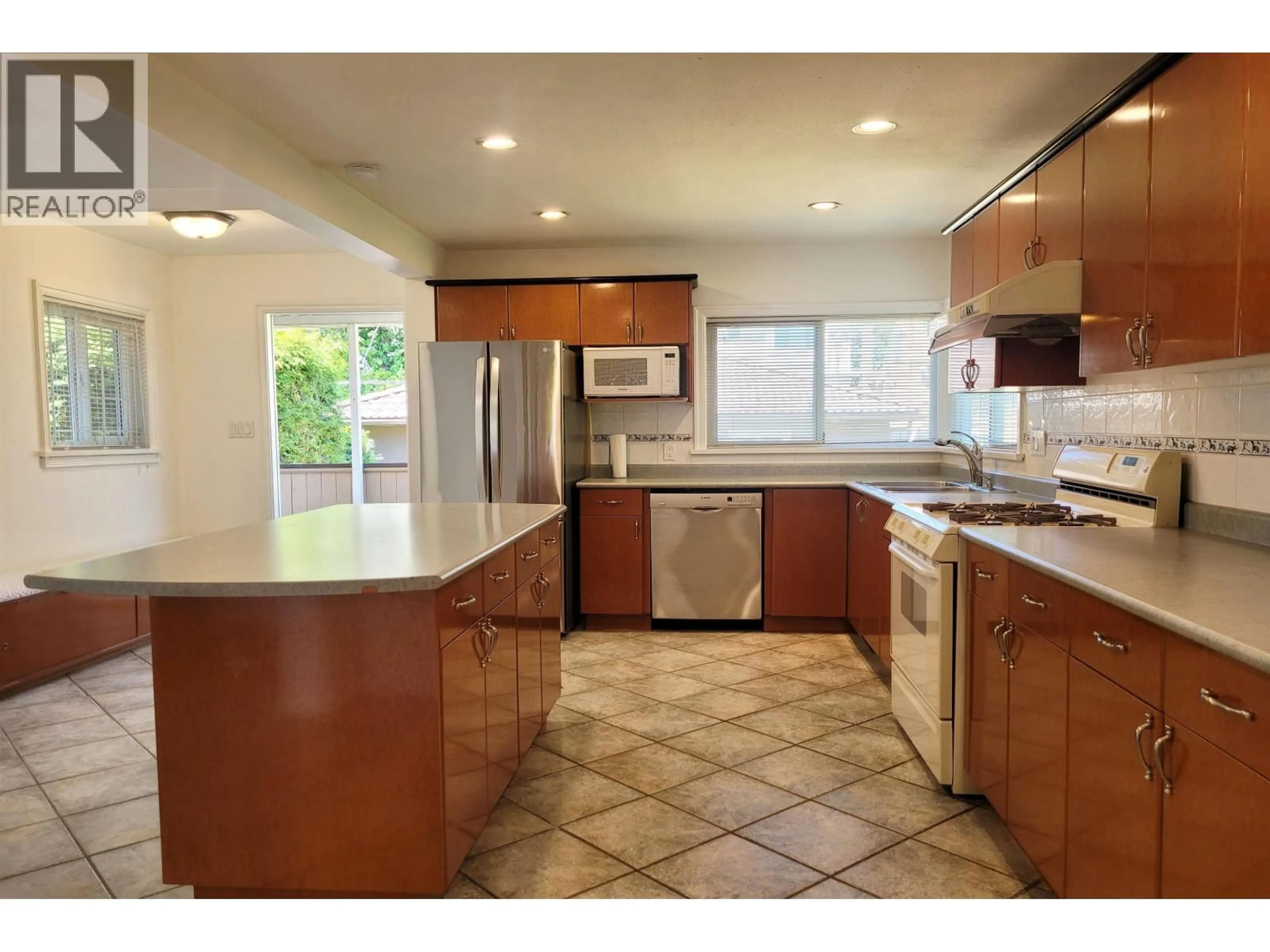 Standard kitchen, ceramic/tile floor for 1467 58TH AVENUE, Vancouver British Columbia V6P1W4