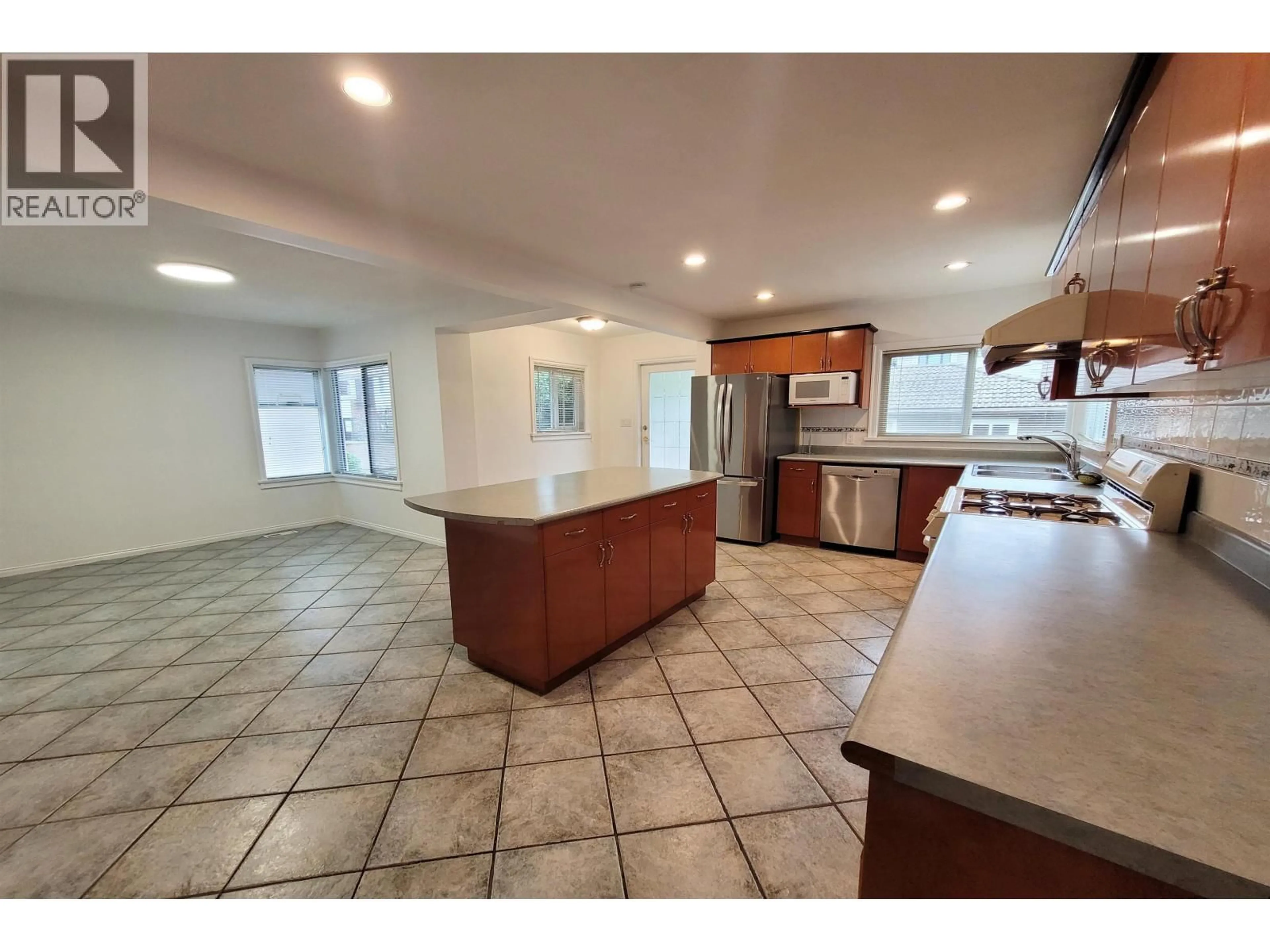 Open concept kitchen, ceramic/tile floor for 1467 58TH AVENUE, Vancouver British Columbia V6P1W4