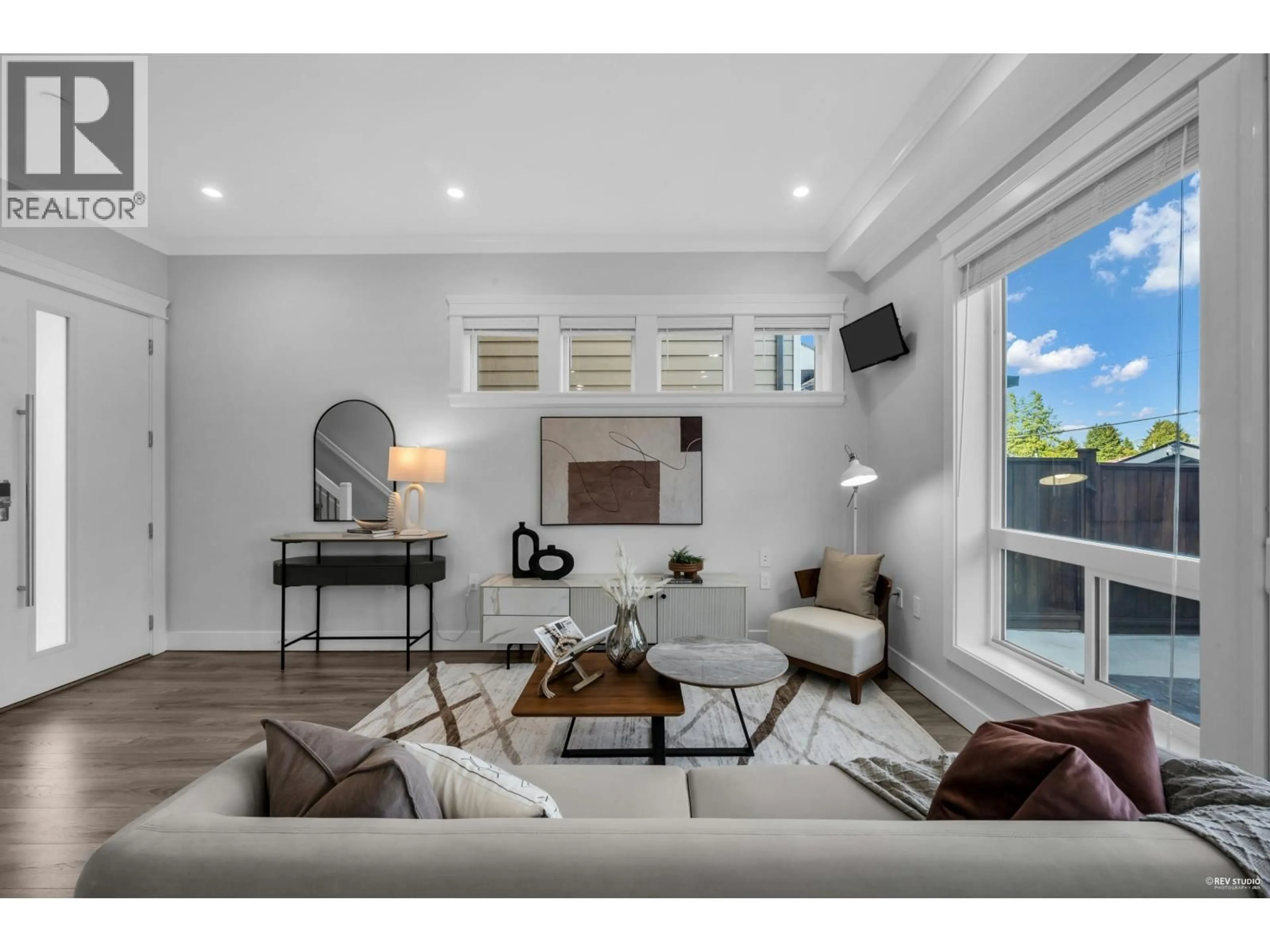 Living room with furniture, unknown for 4586 DUMFRIES STREET, Vancouver British Columbia V5N3T2
