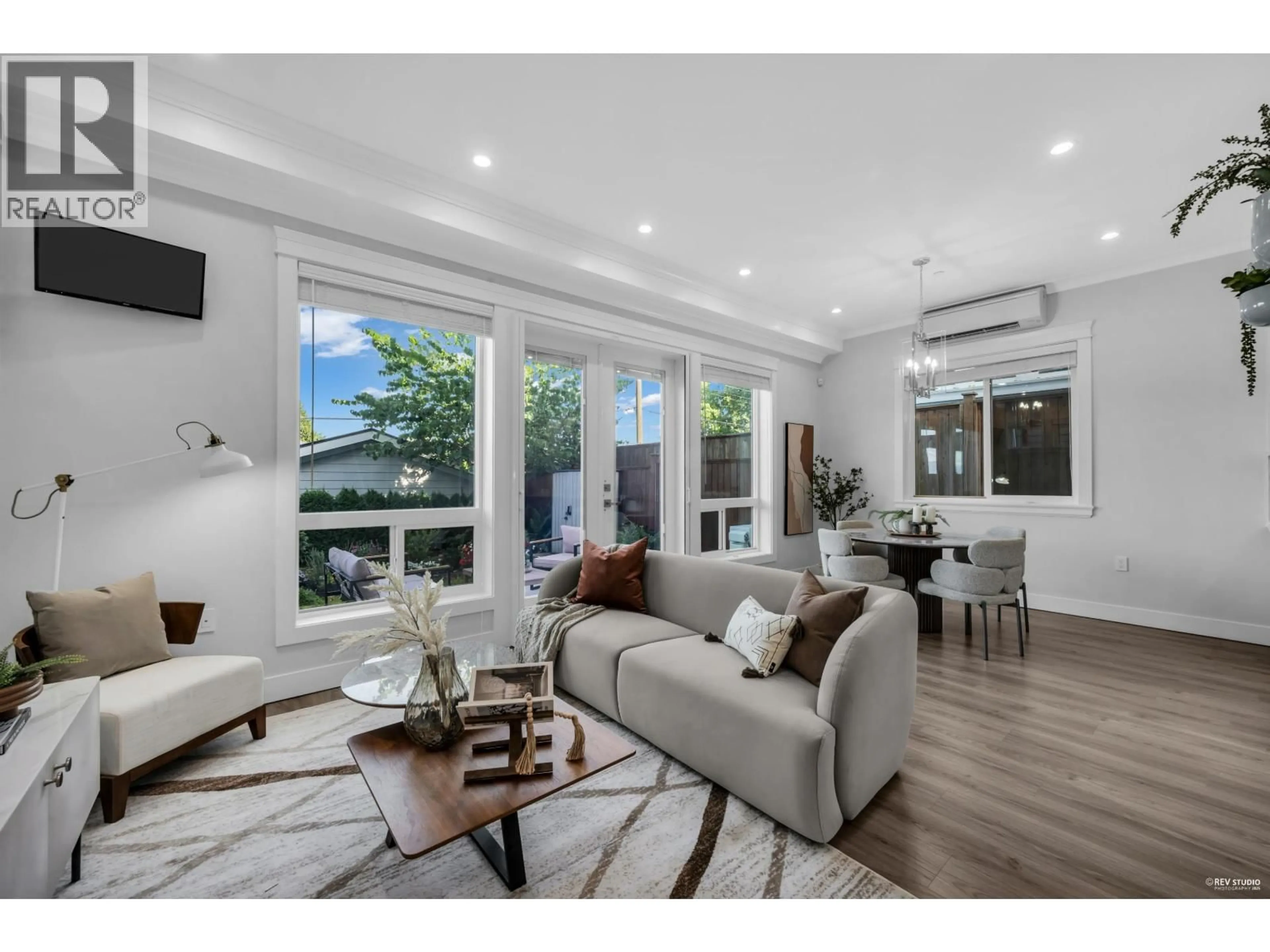 Living room with furniture, unknown for 4586 DUMFRIES STREET, Vancouver British Columbia V5N3T2