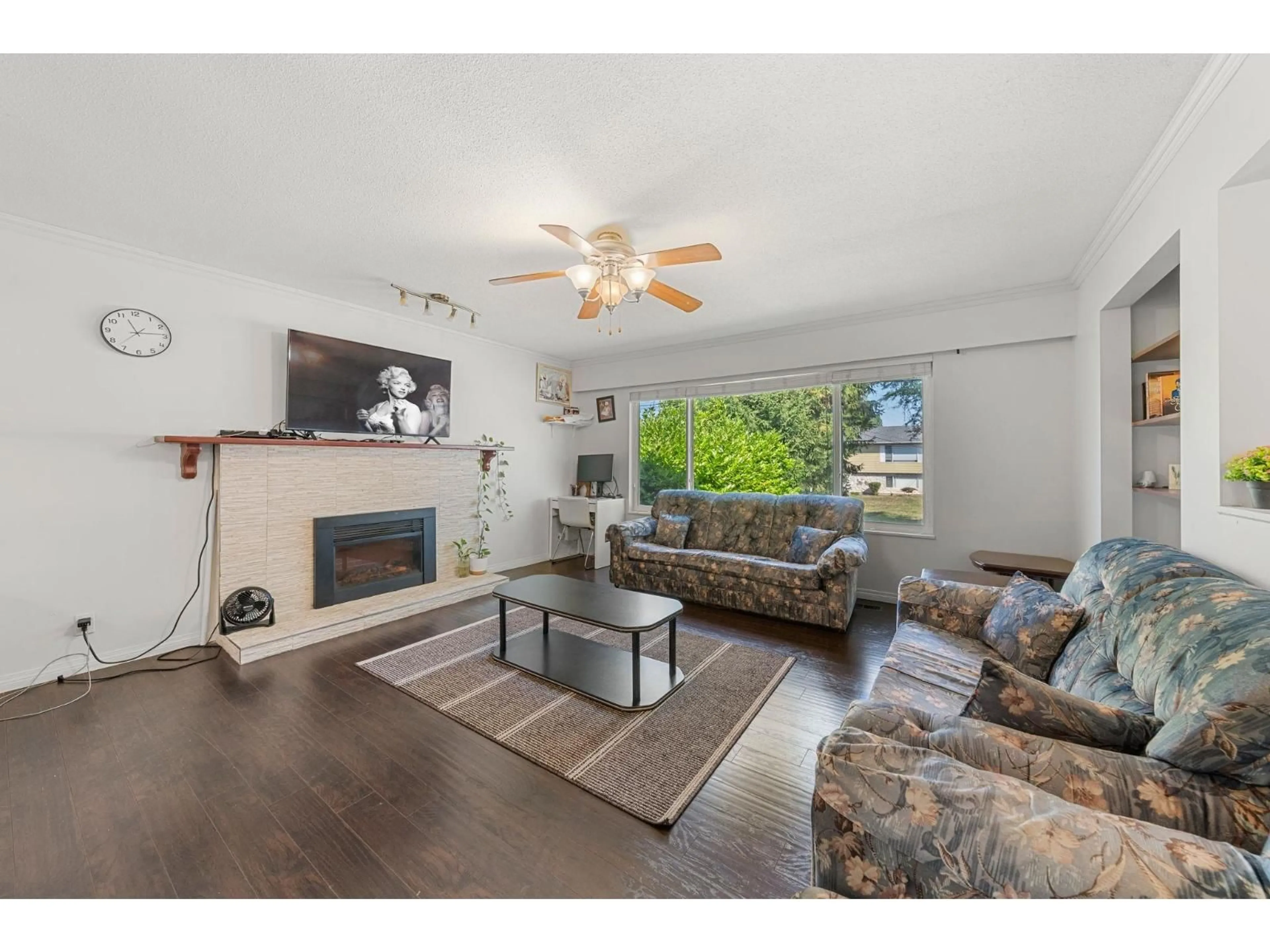 Living room with furniture, wood/laminate floor for 11780 85A, Delta British Columbia V4C2V6