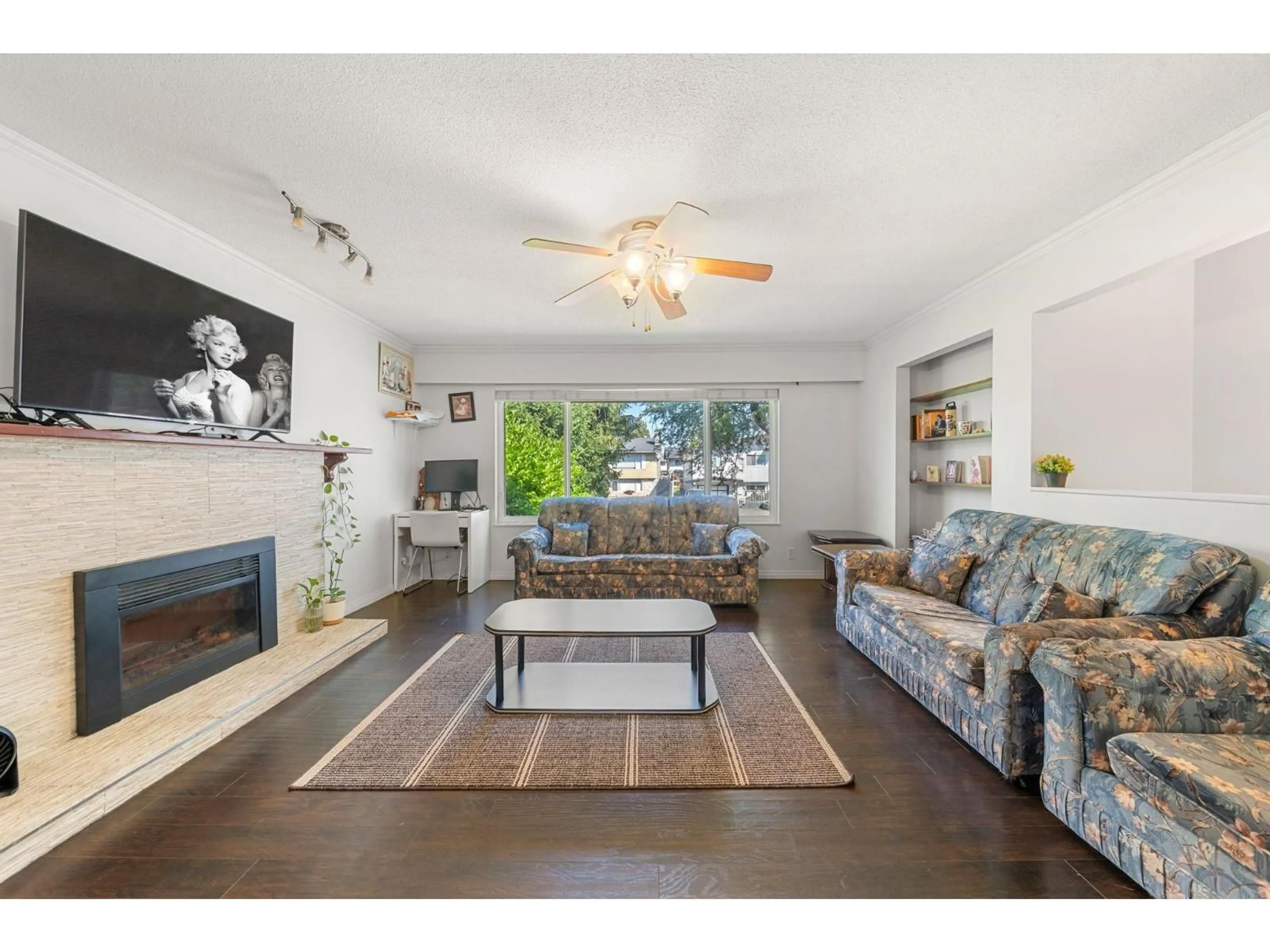 Living room with furniture, wood/laminate floor for 11780 85A, Delta British Columbia V4C2V6