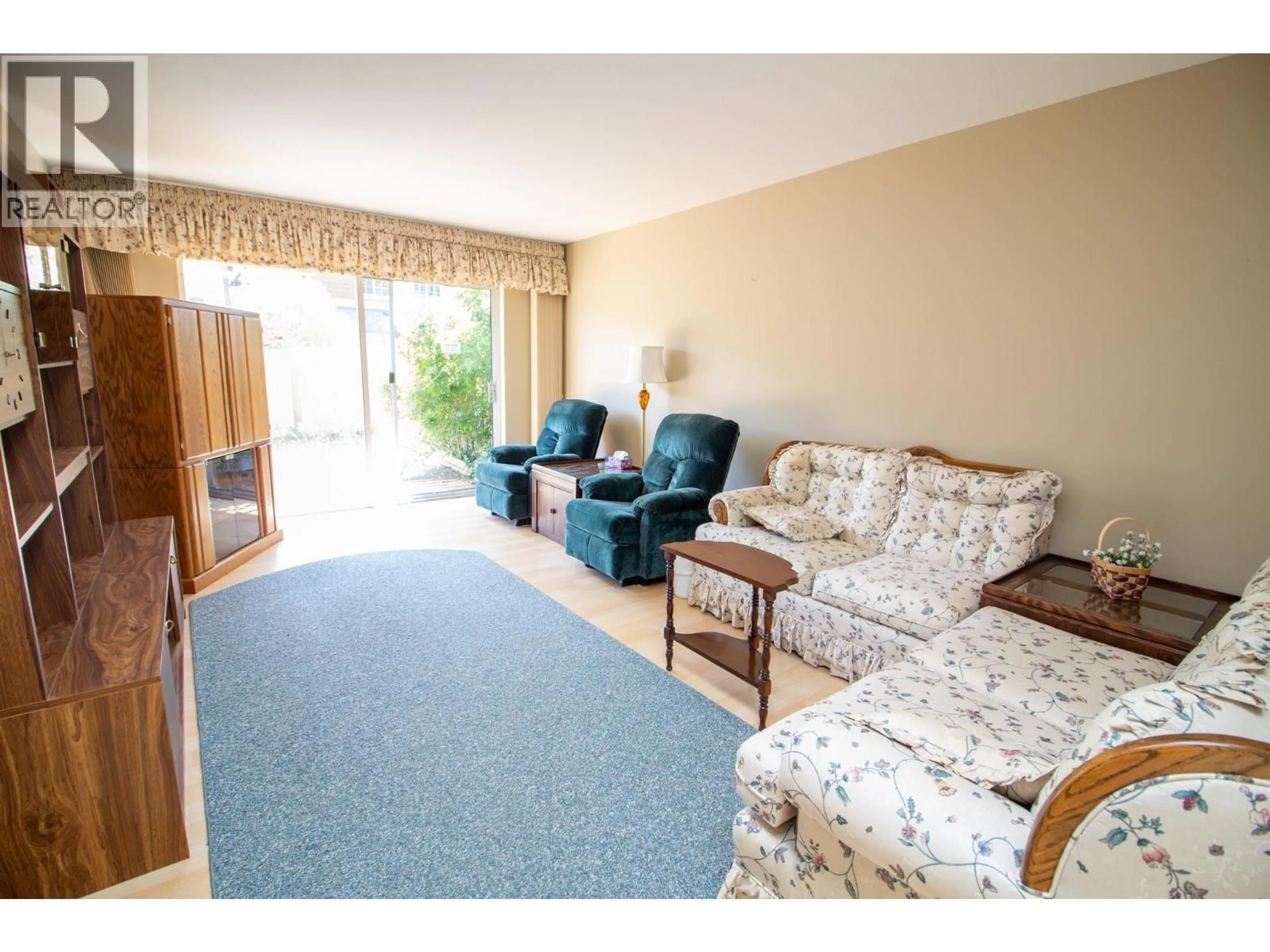 Living room with furniture, carpet floor for 4 - 815 NORTH ROAD, Gibsons British Columbia V0N1V9
