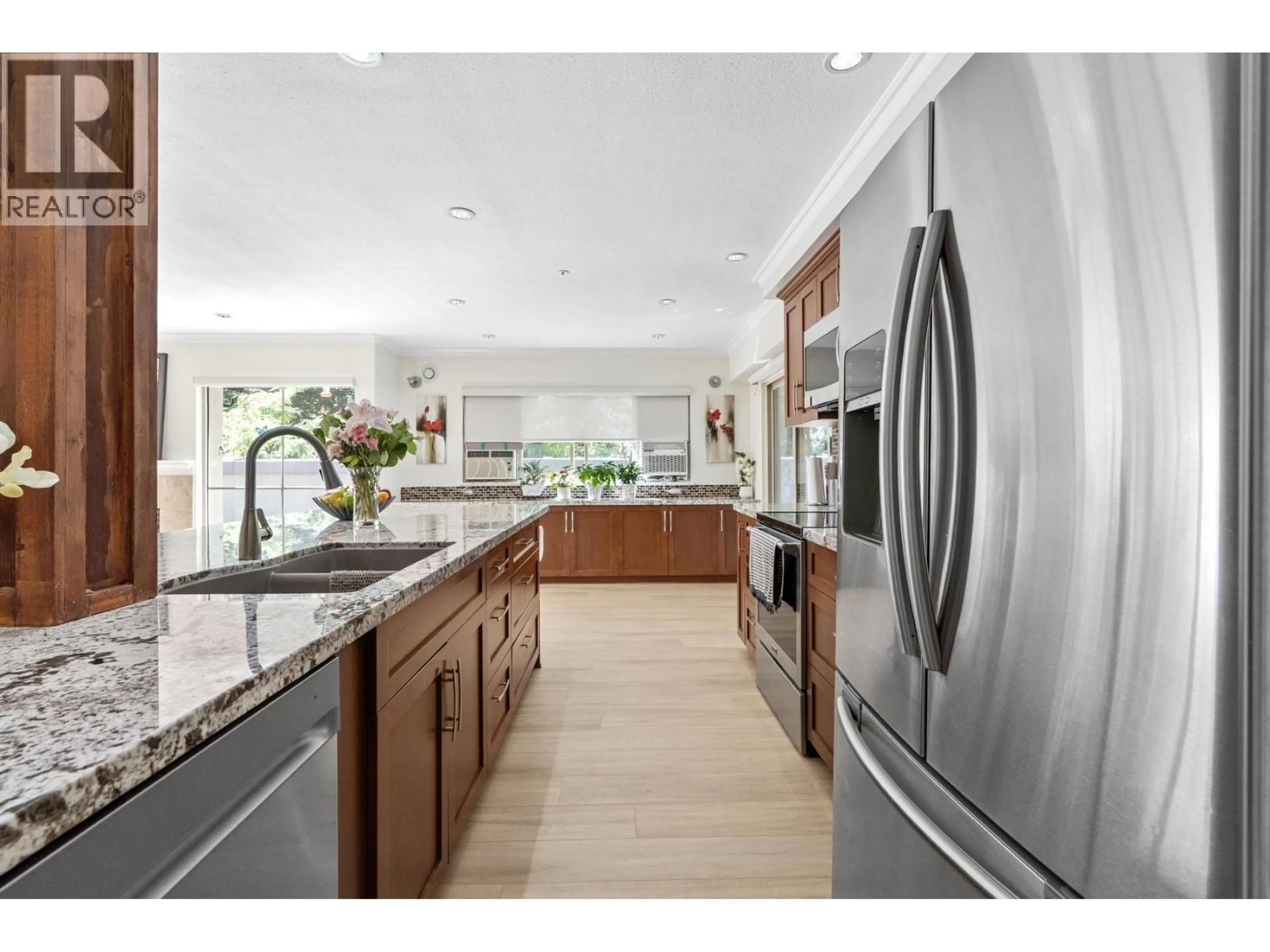 Open concept kitchen, ceramic/tile floor for 401 - 2345 CENTRAL AVENUE, Port Coquitlam British Columbia V3C1V9