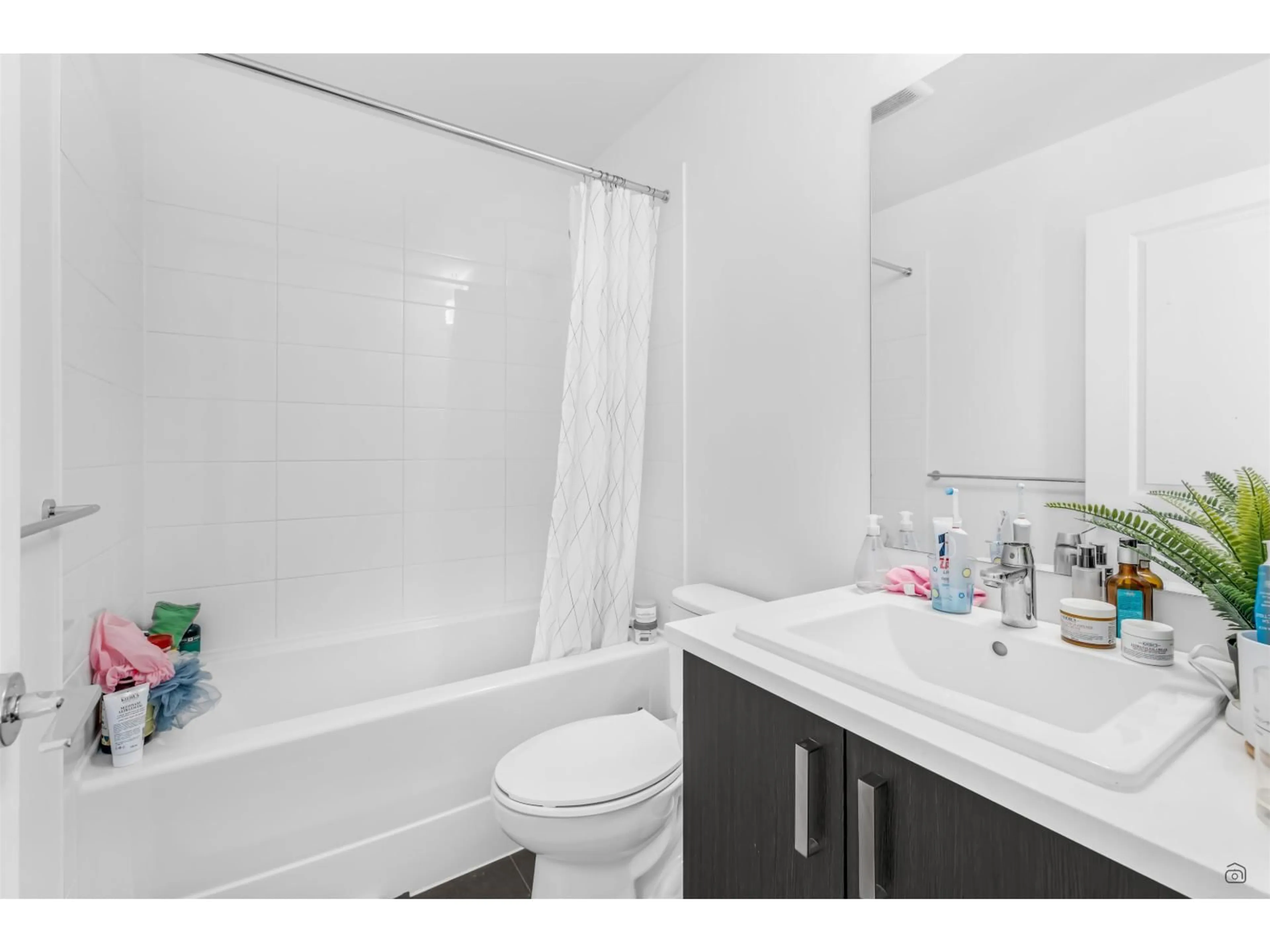 Standard bathroom, unknown for 316 - 15858 FRASER, Surrey British Columbia V4N6X4