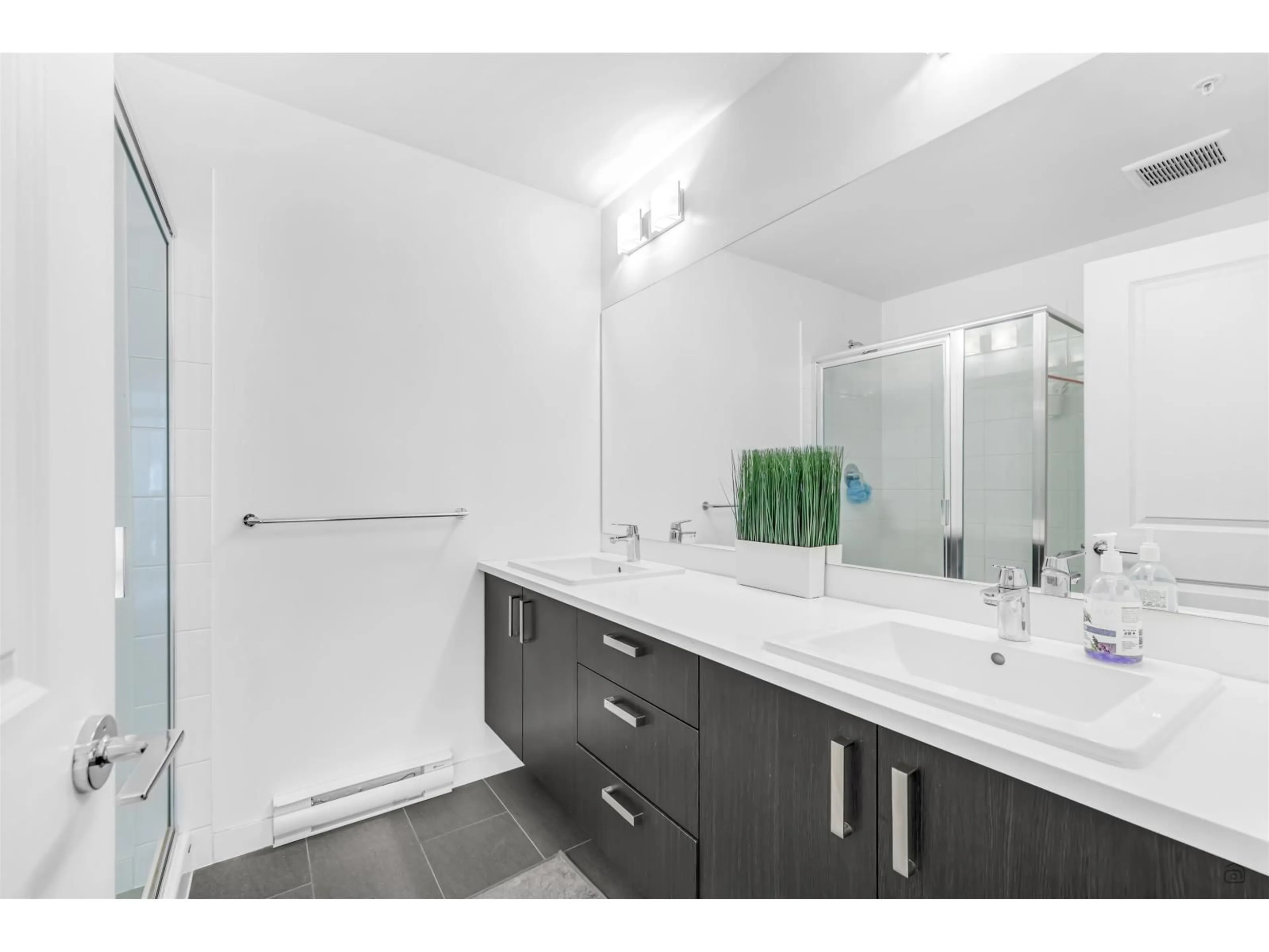 Standard bathroom, ceramic/tile floor for 316 - 15858 FRASER, Surrey British Columbia V4N6X4