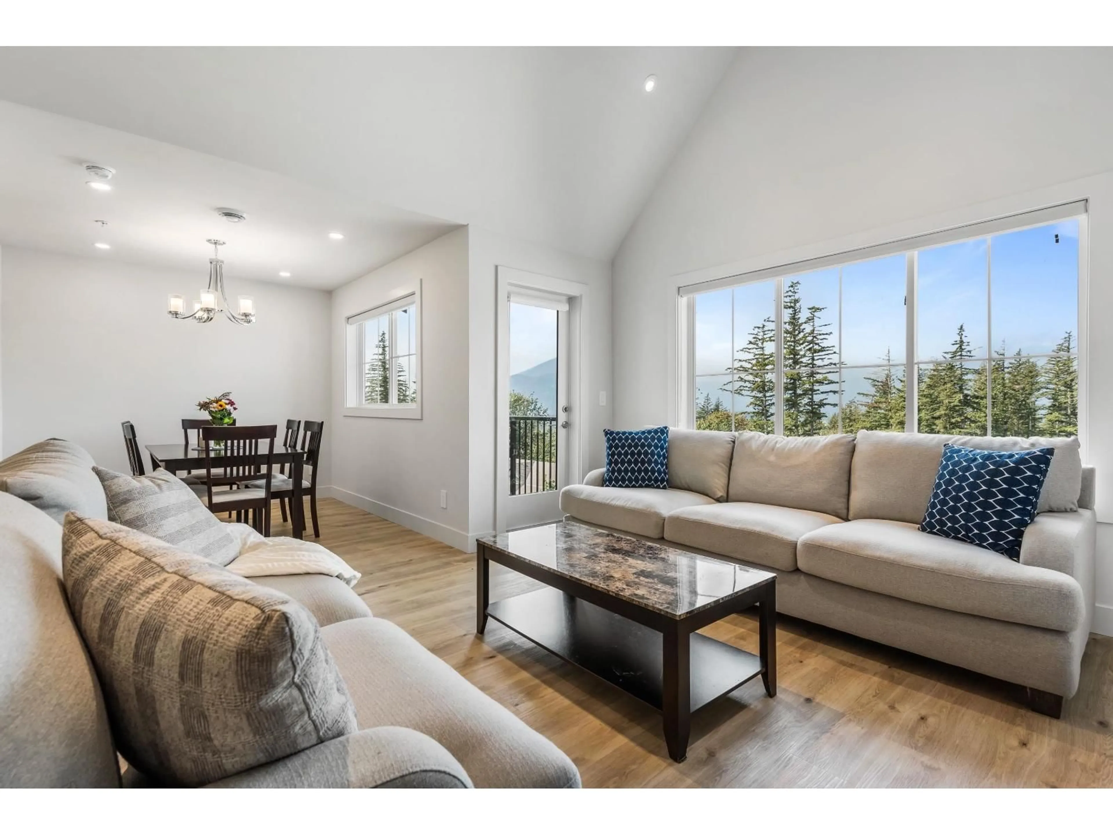 Living room with furniture, wood/laminate floor for 8 - 1928 WOODSIDE BOULEVARD, Agassiz British Columbia V0M1A1